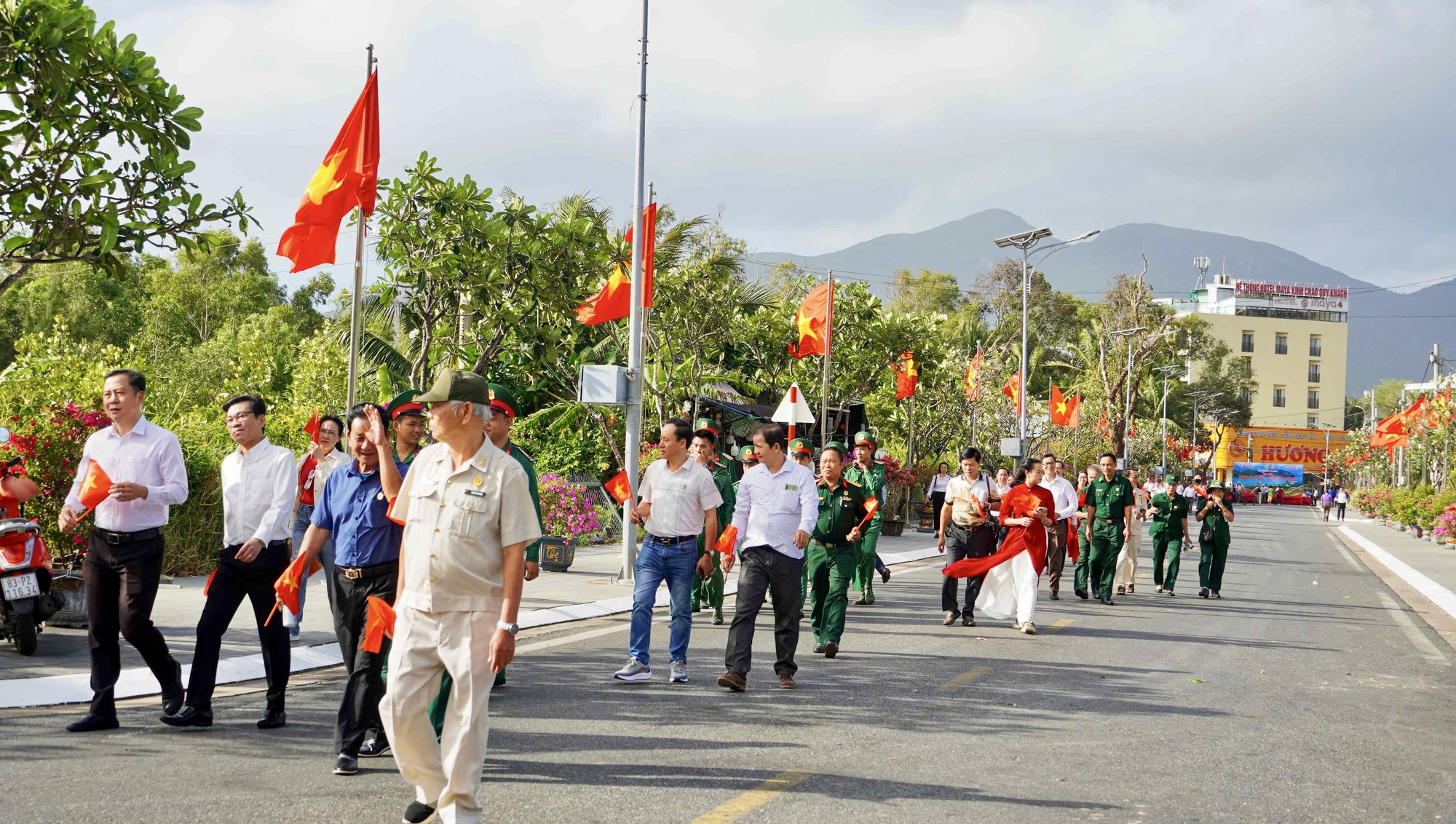 Dưới "Đường cờ Tổ quốc - Đường hoa Côn Đảo". - Ảnh 10.