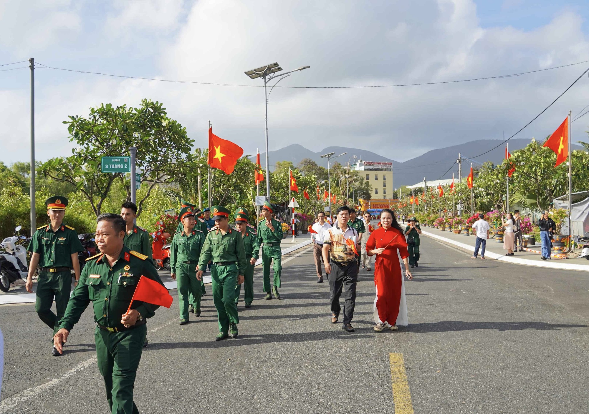 Dưới "Đường cờ Tổ quốc - Đường hoa Côn Đảo". - Ảnh 4.