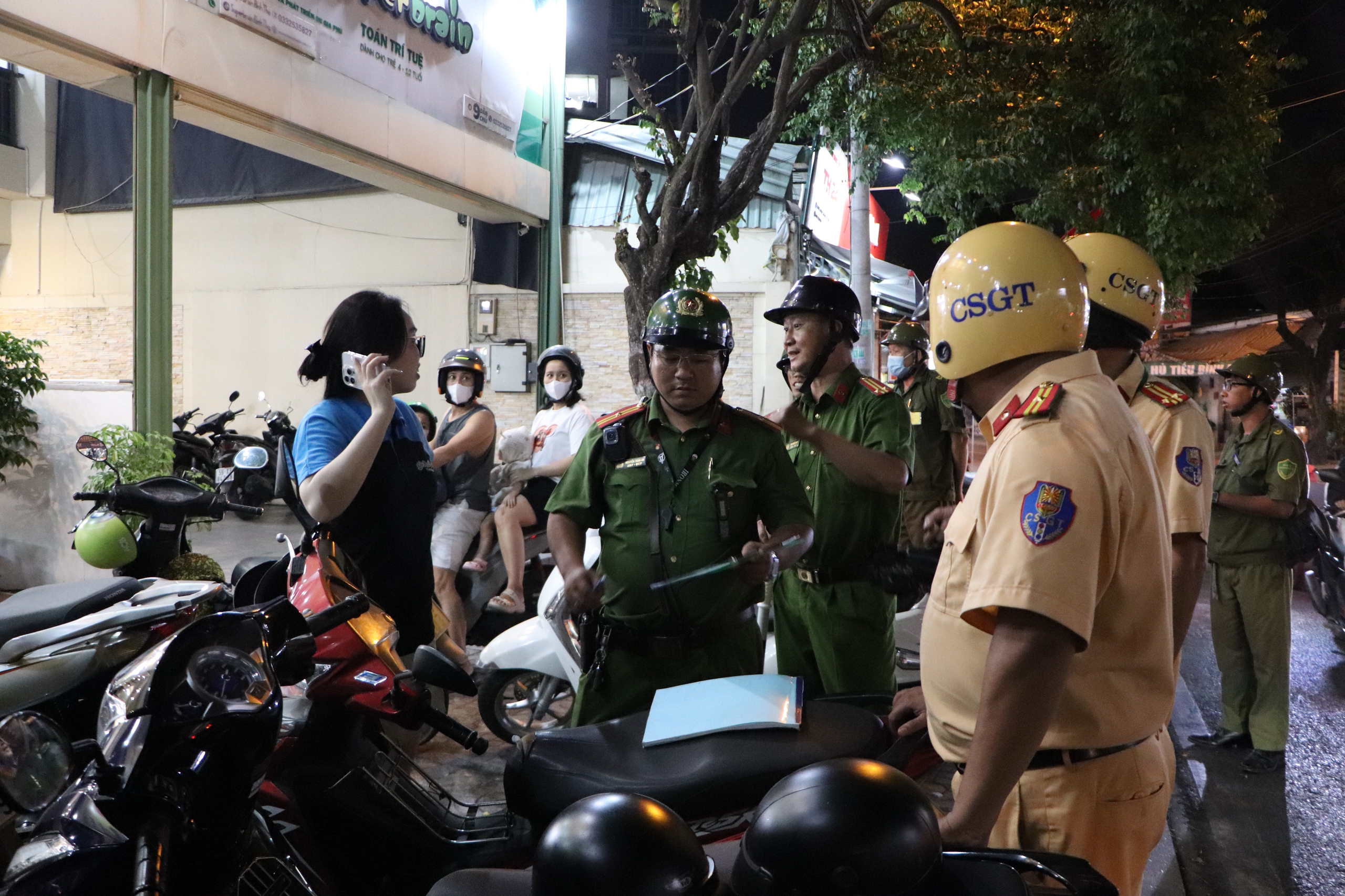 Đội CSGT Cát Lái quyết xử lý lấn chiếm lòng đường, vỉa hè ngày đêm - Ảnh 8.