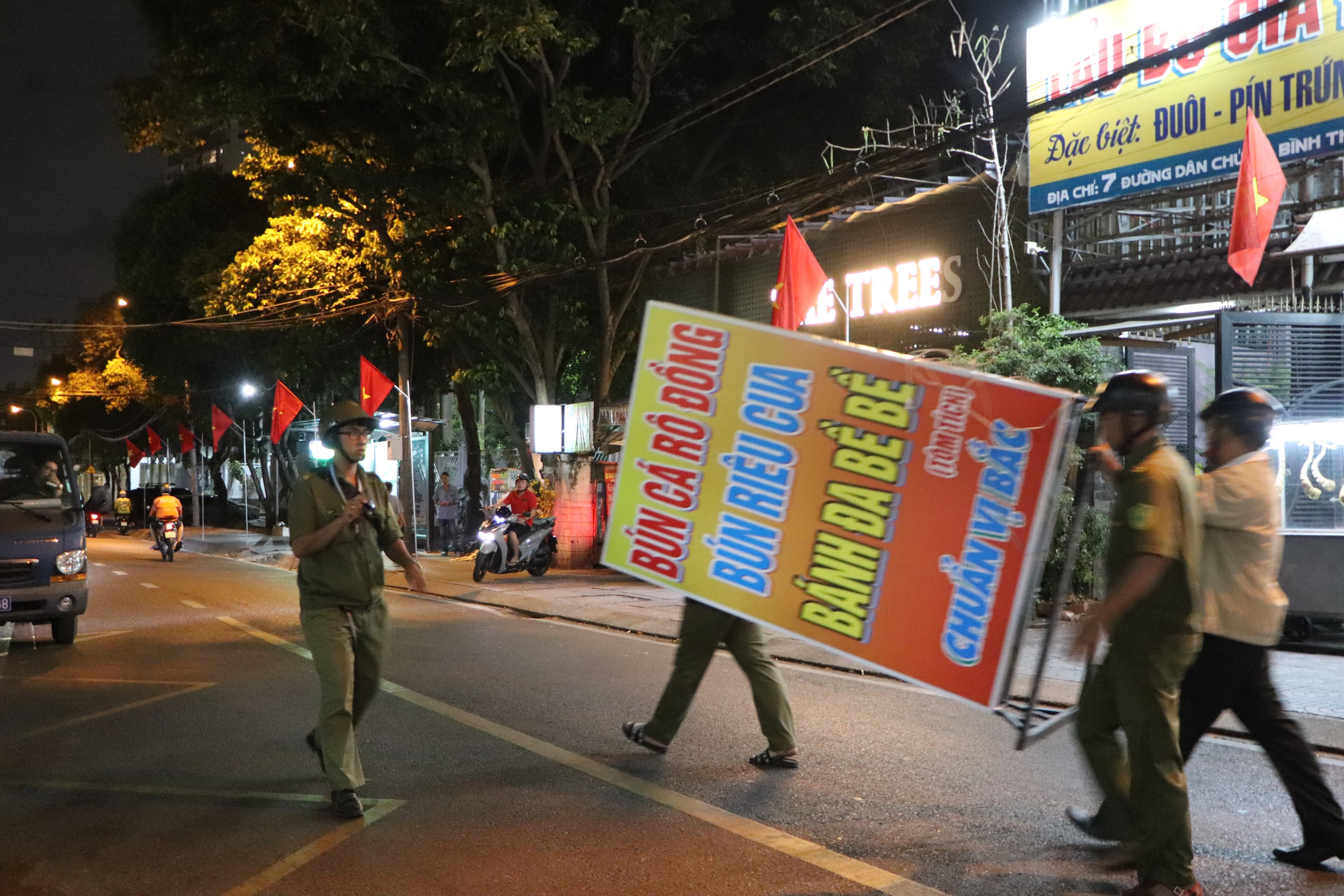 Đội CSGT Cát Lái quyết xử lý lấn chiếm lòng đường, vỉa hè ngày đêm - Ảnh 6.