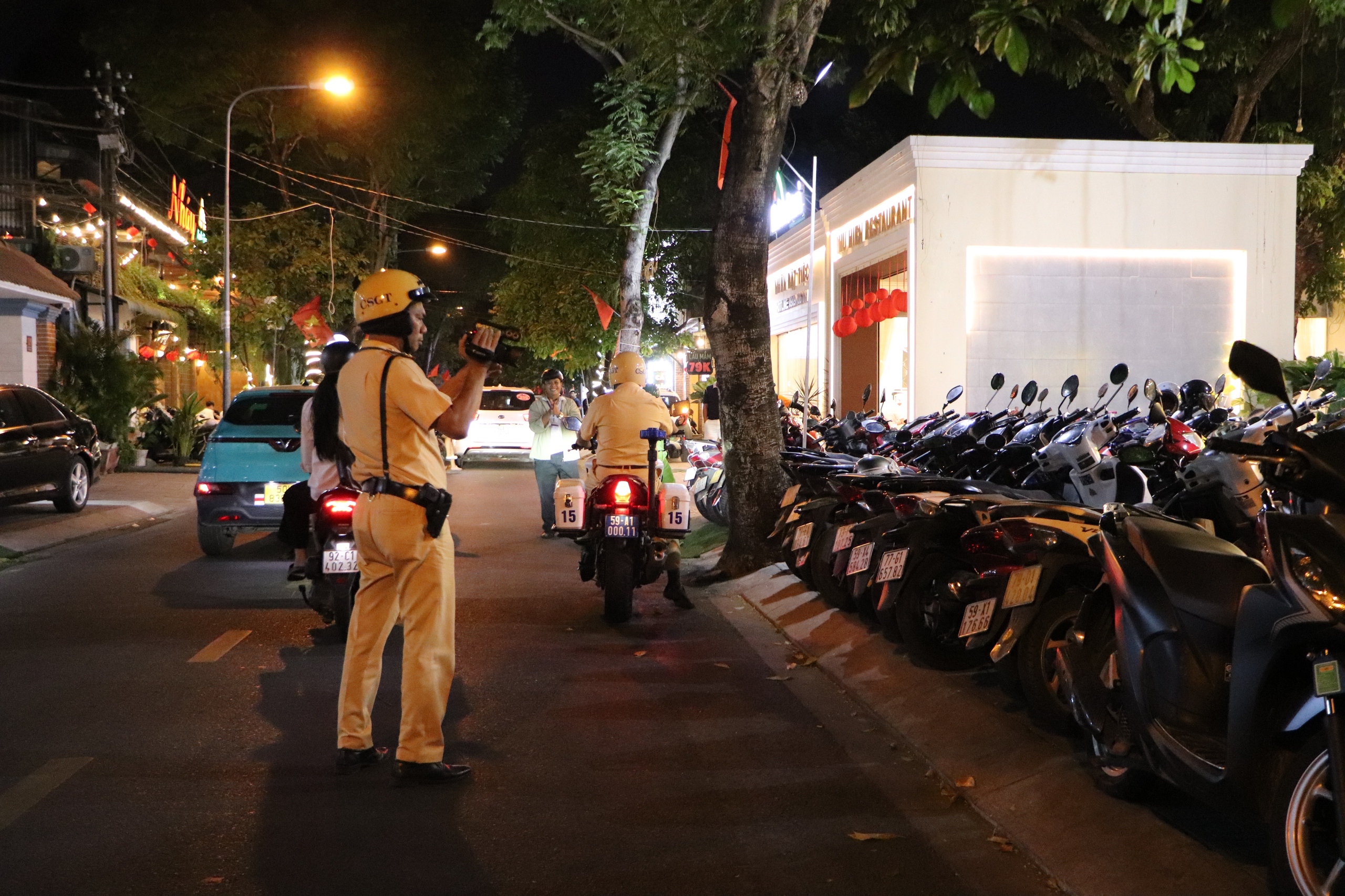 Đội CSGT Cát Lái quyết xử lý lấn chiếm lòng đường, vỉa hè ngày đêm - Ảnh 5.