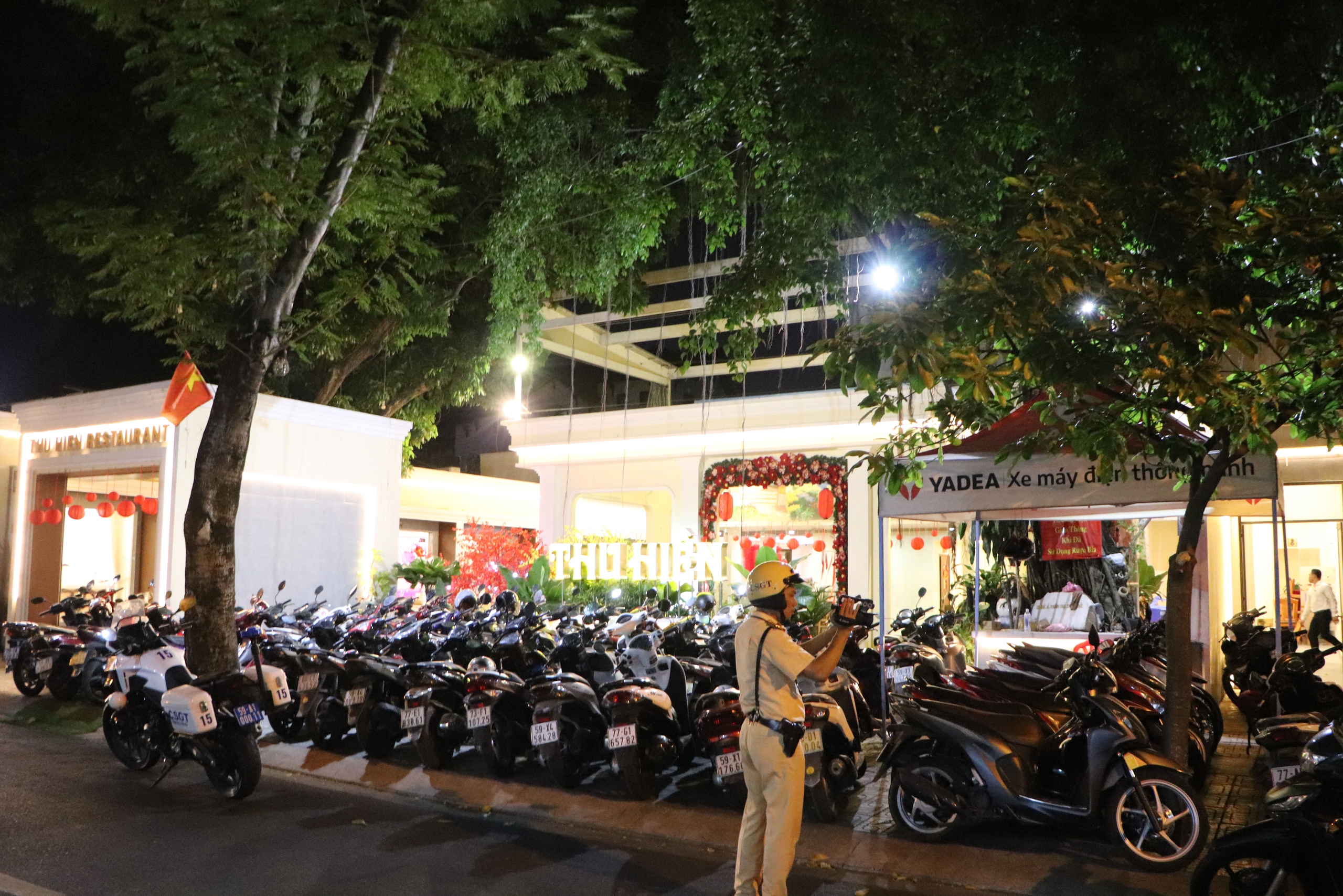 Đội CSGT Cát Lái quyết xử lý lấn chiếm lòng đường, vỉa hè ngày đêm - Ảnh 1.