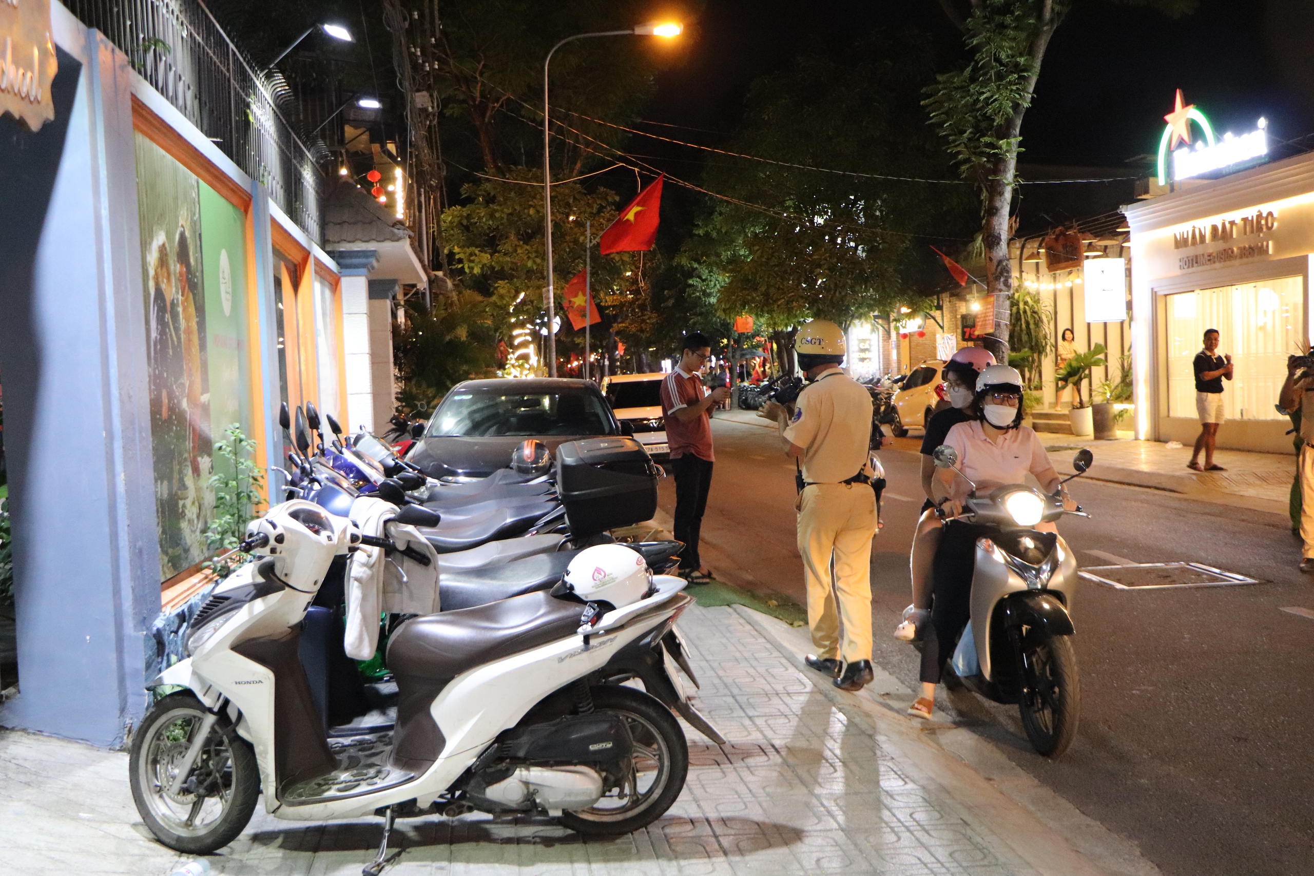 Đội CSGT Cát Lái quyết xử lý lấn chiếm lòng đường, vỉa hè ngày đêm - Ảnh 3.