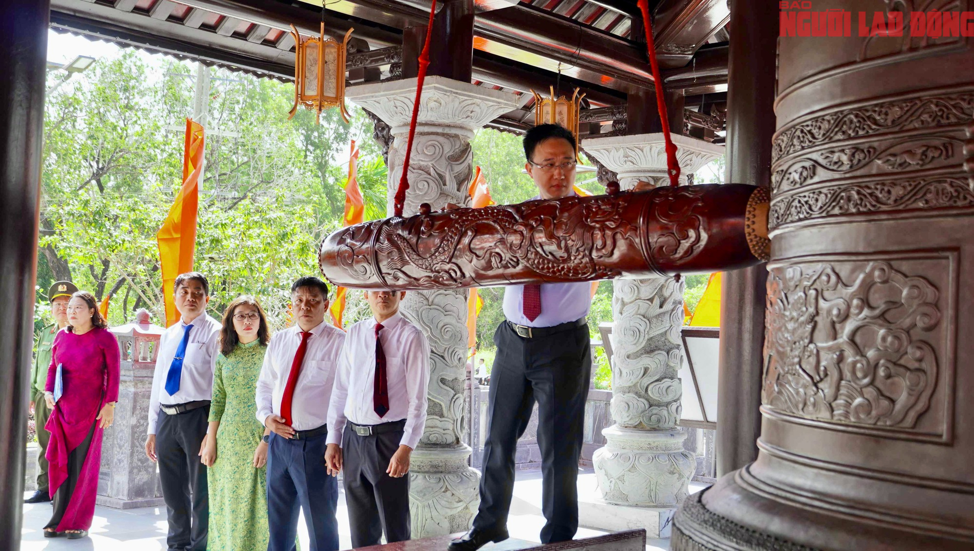 Dòng người về Côn Đảo dự lễ giỗ nữ Anh hùng Võ Thị Sáu - Ảnh 1.