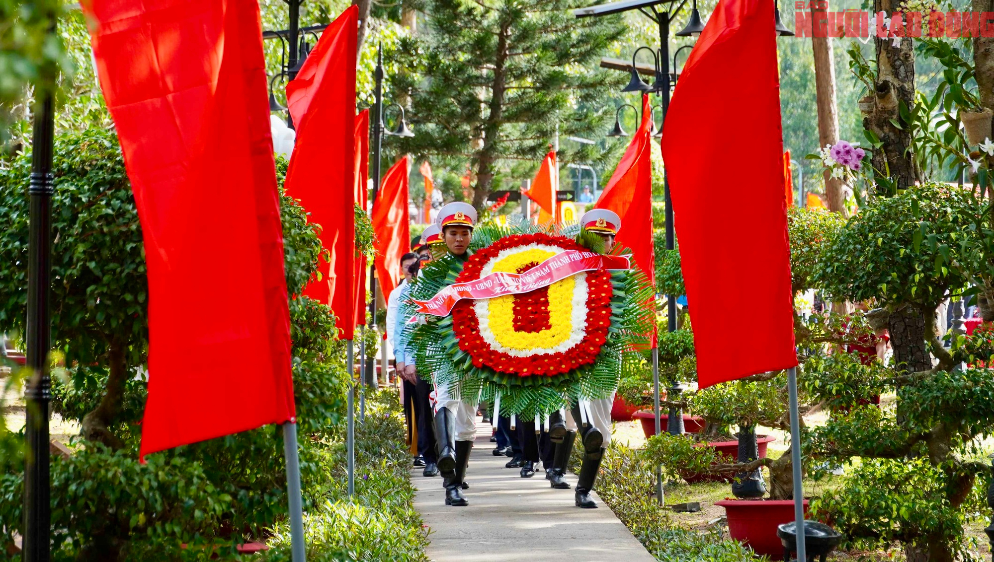 Dòng người về Côn Đảo dự lễ giỗ nữ Anh hùng Võ Thị Sáu - Ảnh 2.