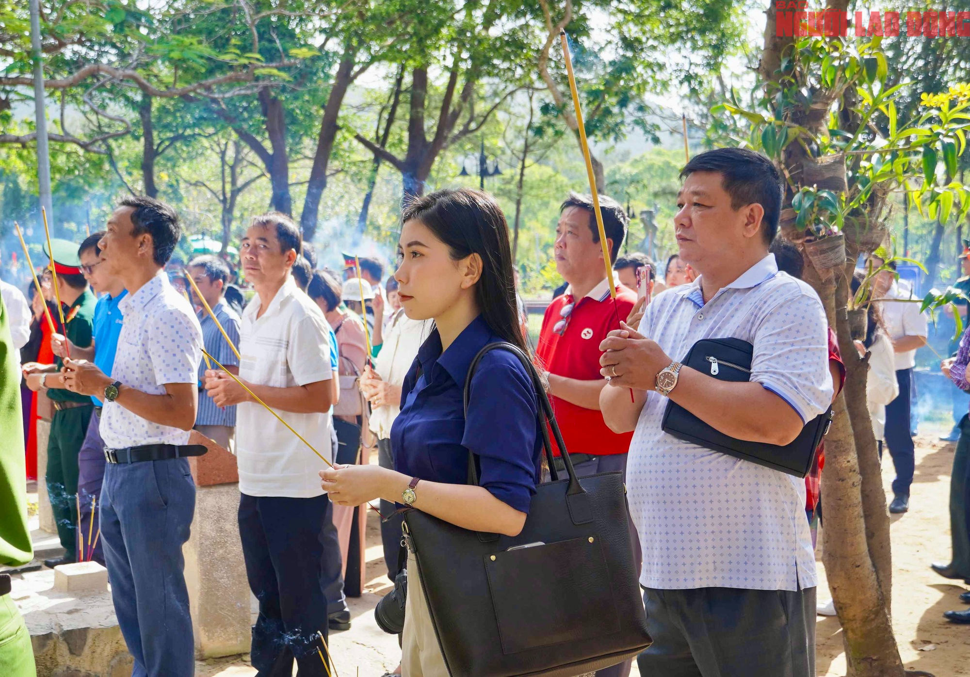 Dòng người về Côn Đảo dự lễ giỗ nữ Anh hùng Võ Thị Sáu - Ảnh 3.