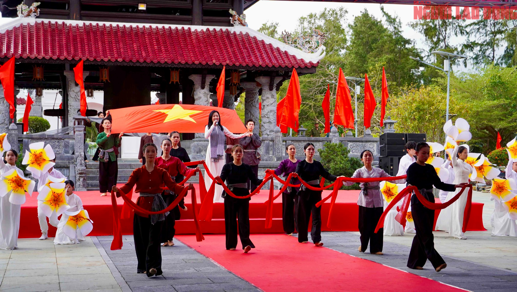 Dòng người về Côn Đảo dự lễ giỗ nữ Anh hùng Võ Thị Sáu - Ảnh 5.