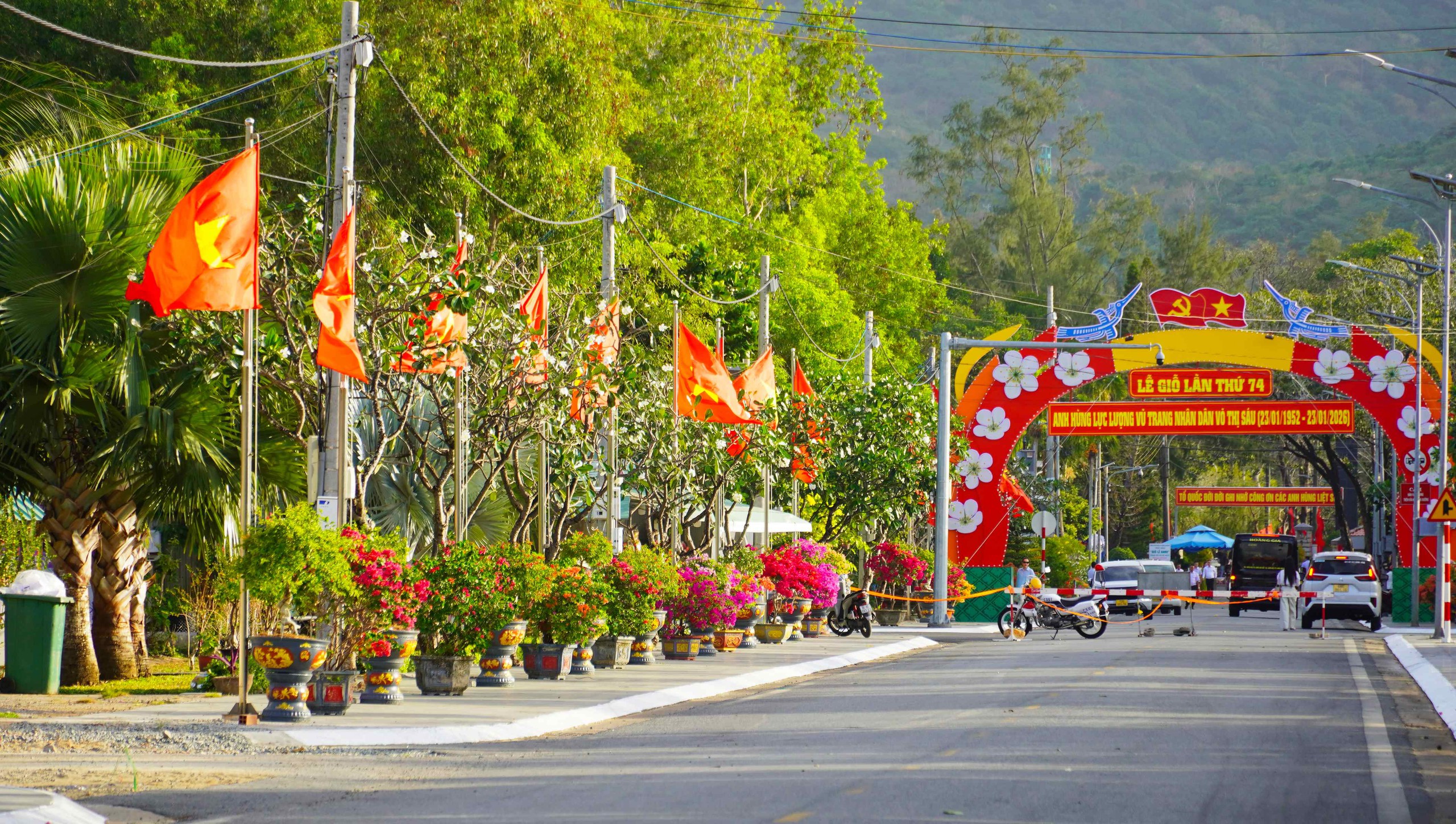 Dưới "Đường cờ Tổ quốc - Đường hoa Côn Đảo". - Ảnh 6.