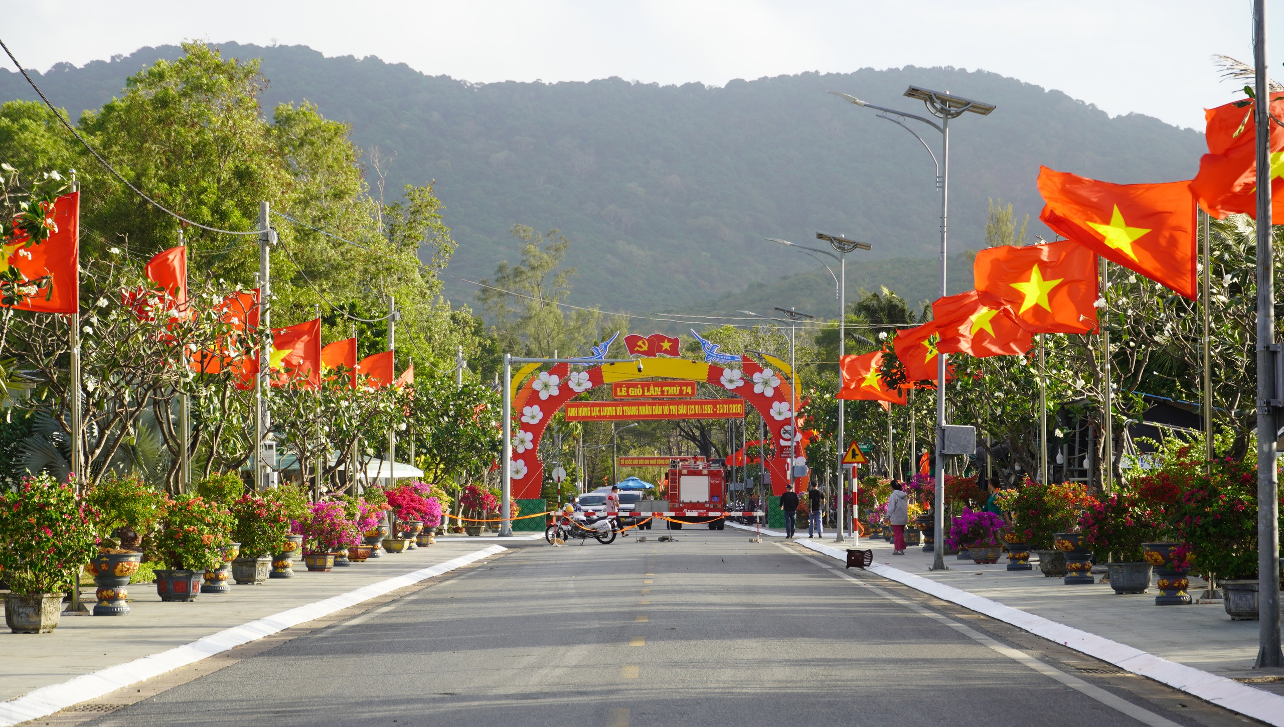 Dưới "Đường cờ Tổ quốc - Đường hoa Côn Đảo". - Ảnh 1.