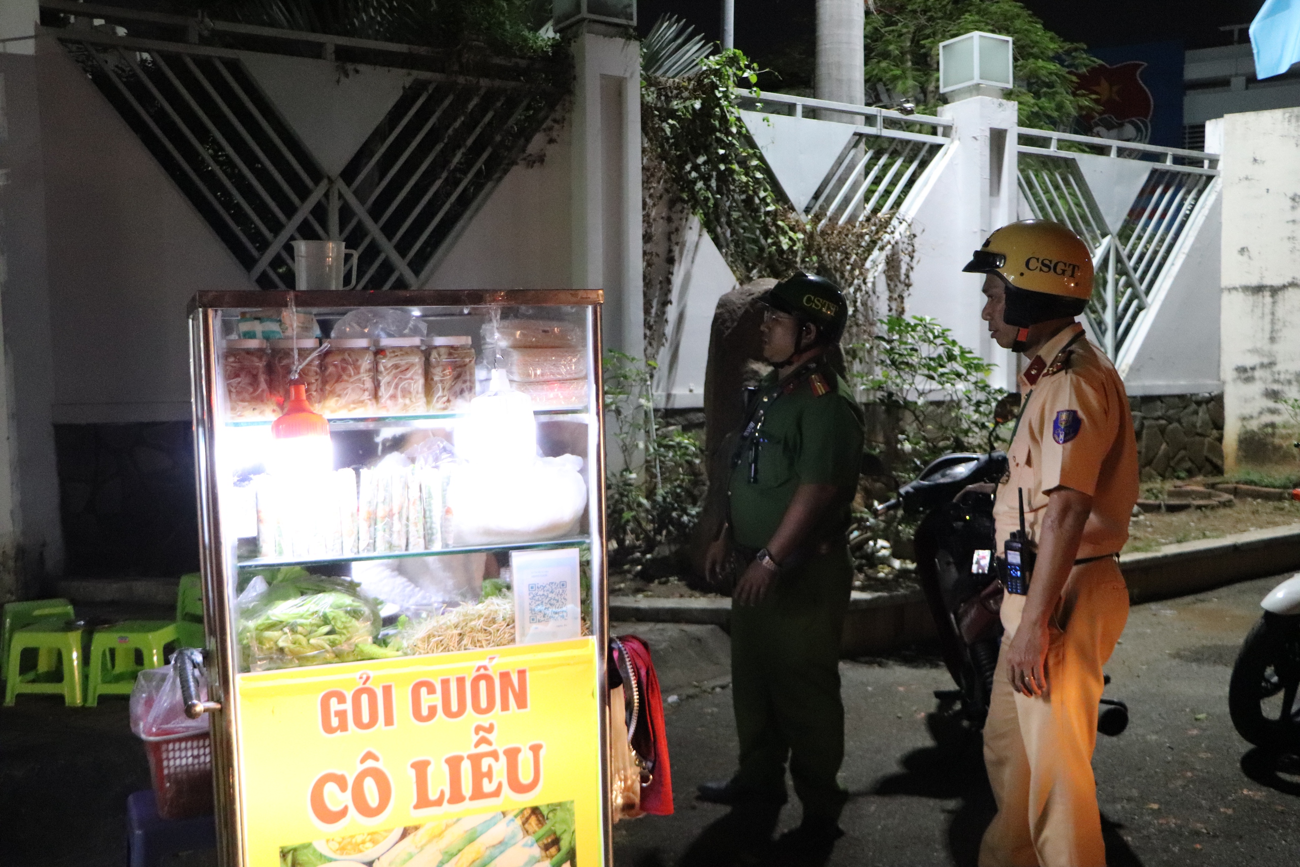 Đội CSGT Cát Lái quyết xử lý lấn chiếm lòng đường, vỉa hè ngày đêm - Ảnh 9.