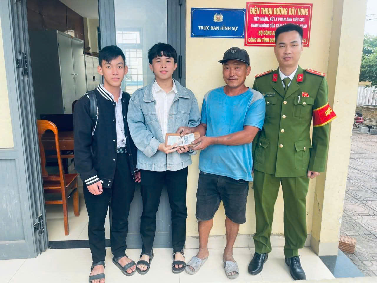 Hai nam sinh nhờ công an tìm người đánh rơi chiếc ví chứa số tiền lớn - Ảnh 1. Hai nam sinh nhờ công an tìm người đánh rơi chiếc ví chứa số tiền lớn - Ảnh 1.