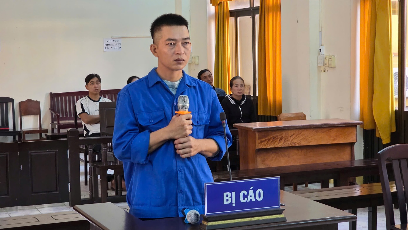 Phạt tù thuyền trưởng ở Phú Quốc vì tổ chức xuất cảnh trái phép - Ảnh 1. Phạt tù thuyền trưởng ở Phú Quốc vì tổ chức xuất cảnh trái phép - Ảnh 1.