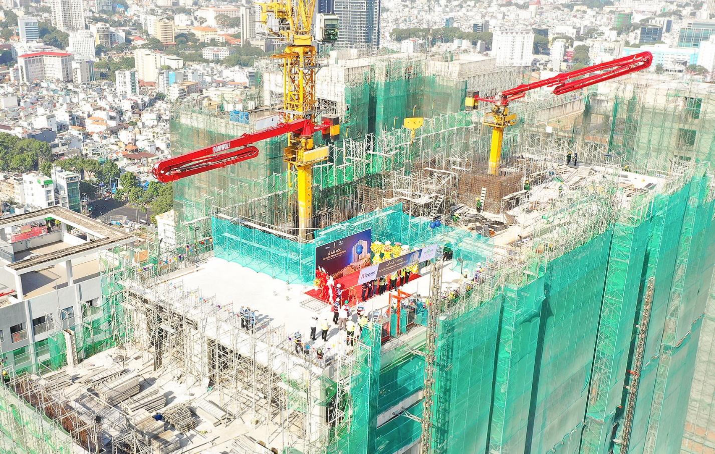 The Grand Manhattan tăng tốc về đích, chính thức cất nóc tháp cuối cùng - Ảnh 2.