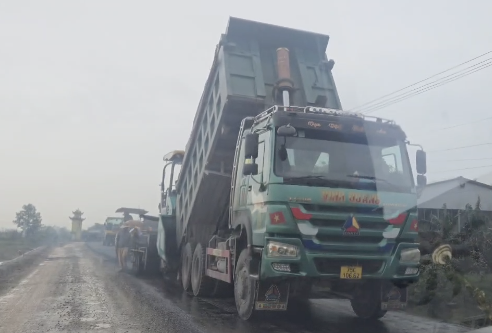 Thảm nhựa gặp trời mưa , nhà thầu Huế phải tăng thời hạn bảo hành lên 3 năm - Ảnh 1. Thảm nhựa gặp trời mưa , nhà thầu Huế phải tăng thời hạn bảo hành lên 3 năm - Ảnh 1.