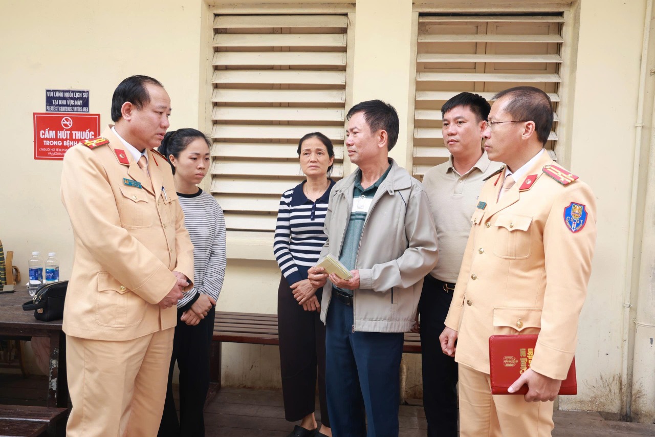 Thượng úy CSGT Quảng Trị bị tông gãy xương khi dừng xe máy vi phạm - Ảnh 1.