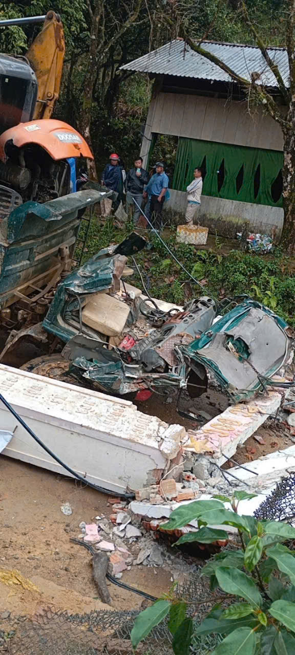 Vụ tai nạn nghiêm trọng ở Đà Nẵng khiến 2 người tử vong dưới xe tải ben - Ảnh 4.