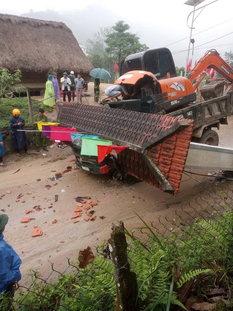 Vụ tai nạn nghiêm trọng ở Đà Nẵng khiến 2 người tử vong dưới xe tải ben - Ảnh 2.