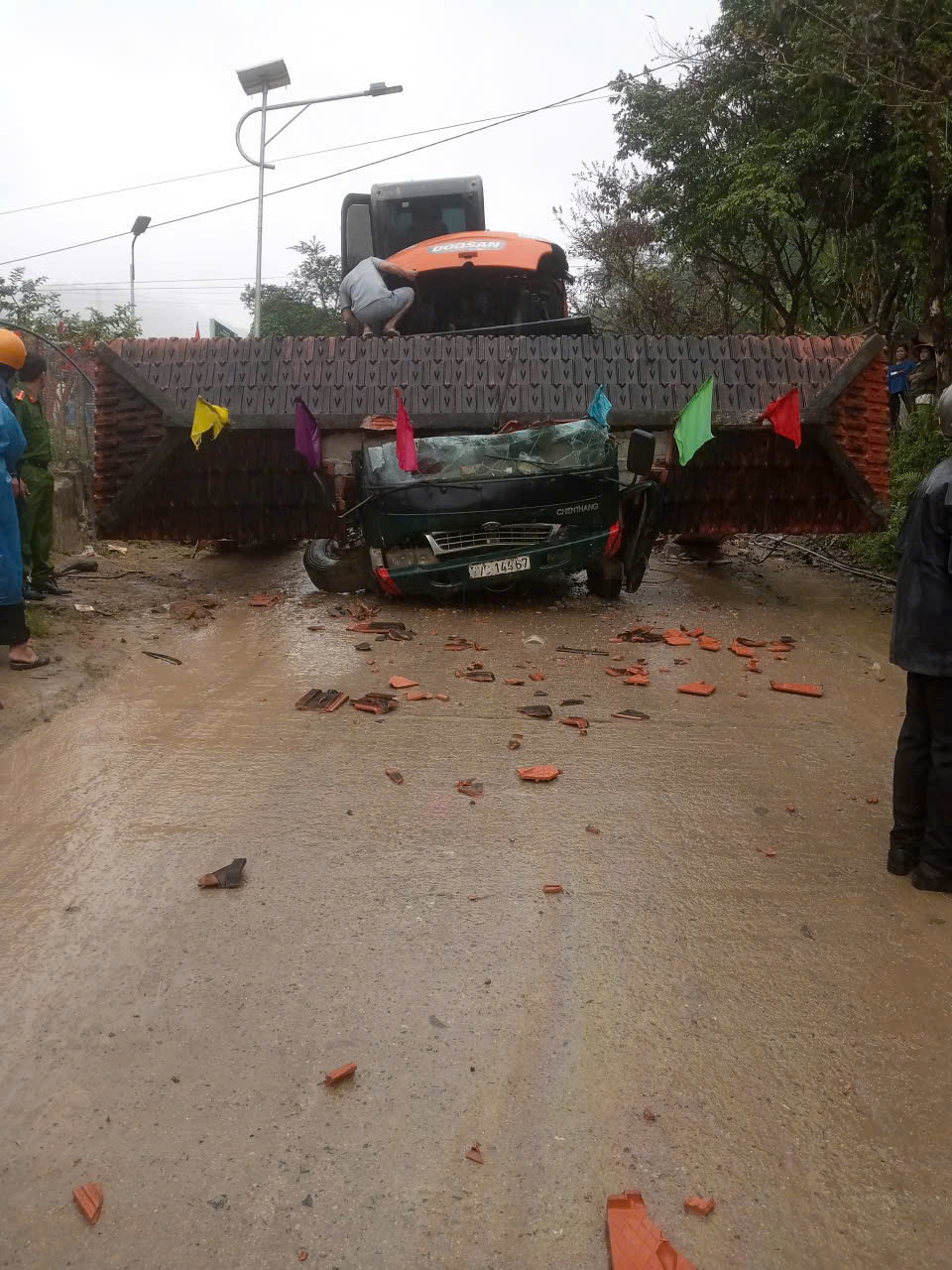 Vụ tai nạn nghiêm trọng ở Đà Nẵng khiến 2 người tử vong dưới xe tải ben - Ảnh 3.