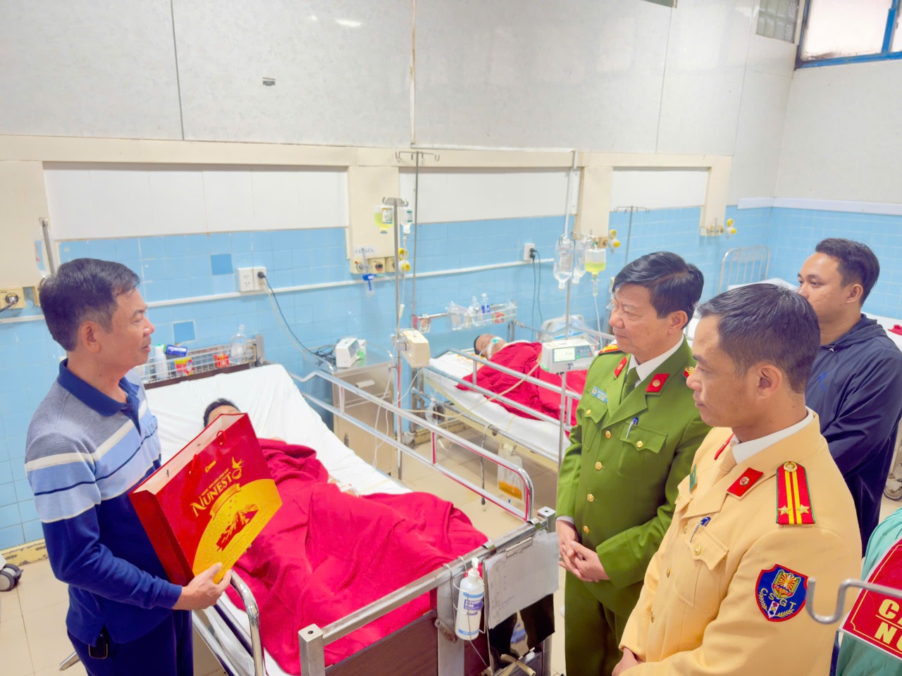 Thượng úy CSGT Quảng Trị bị tông gãy xương khi dừng xe máy vi phạm - Ảnh 2.