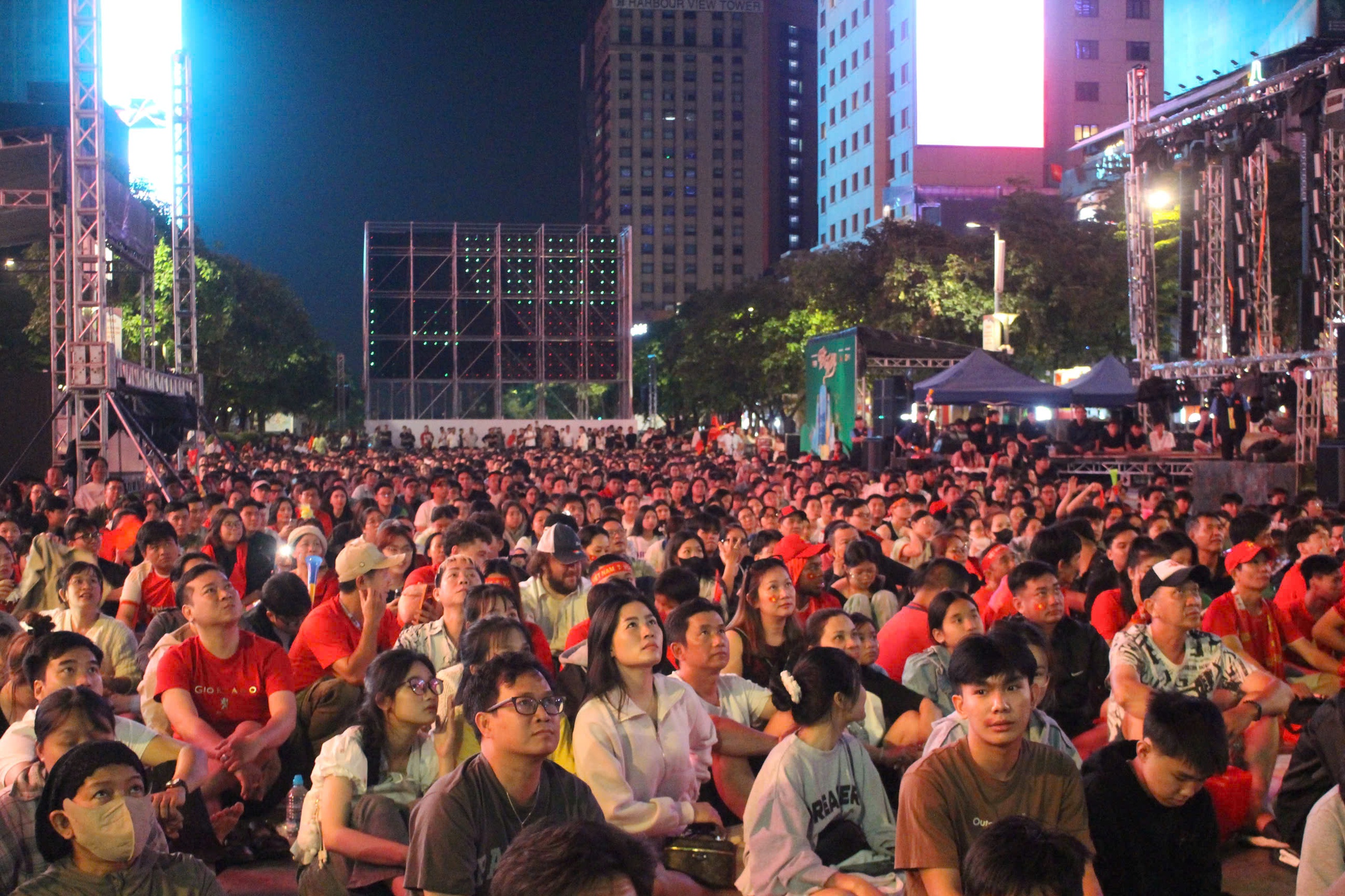 TP HCM “đi bão” xuyên đêm mừng U23 Việt Nam giành HCĐ châu Á 2026 - Ảnh 2.