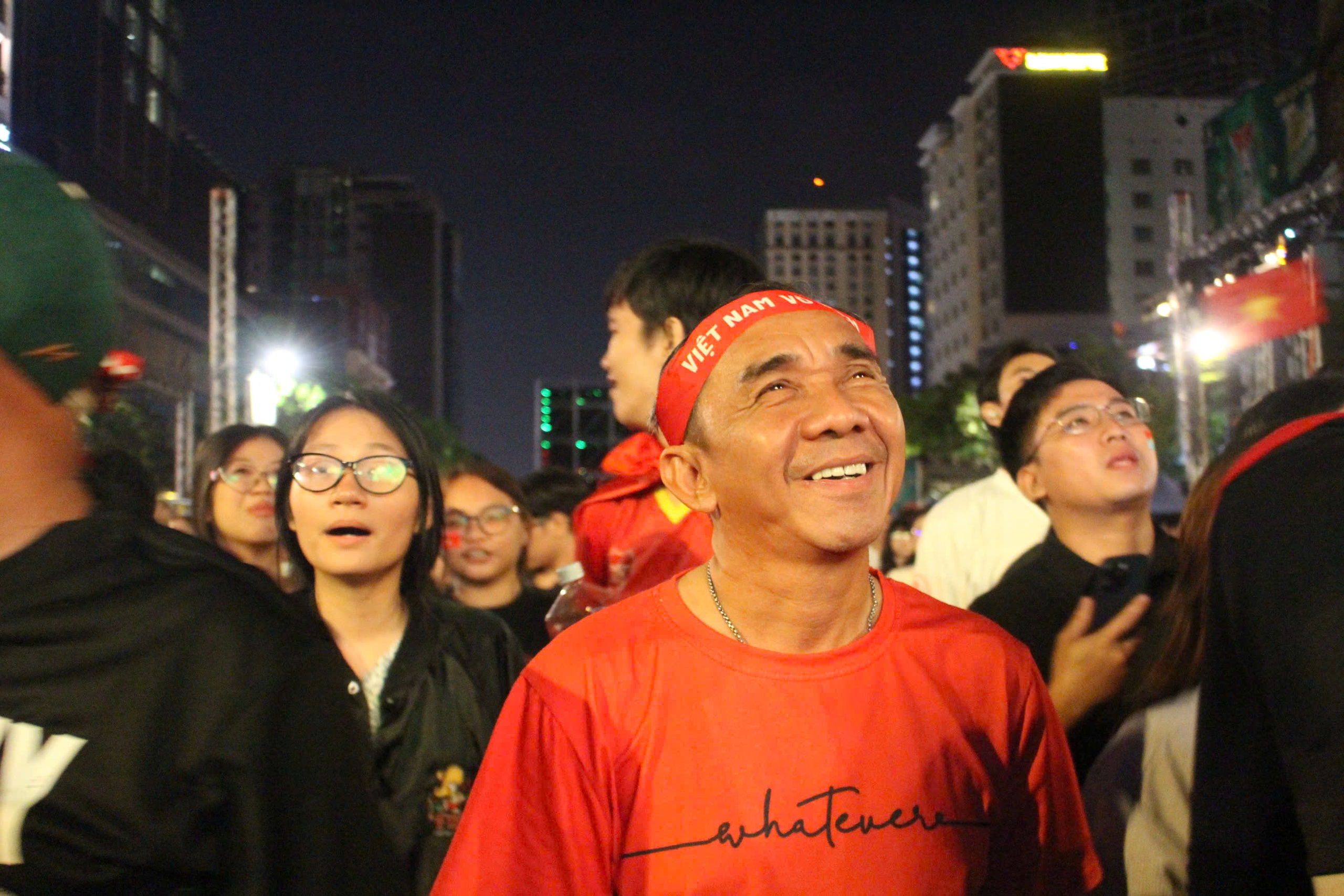 TP HCM “đi bão” xuyên đêm mừng U23 Việt Nam giành HCĐ châu Á 2026 - Ảnh 5.