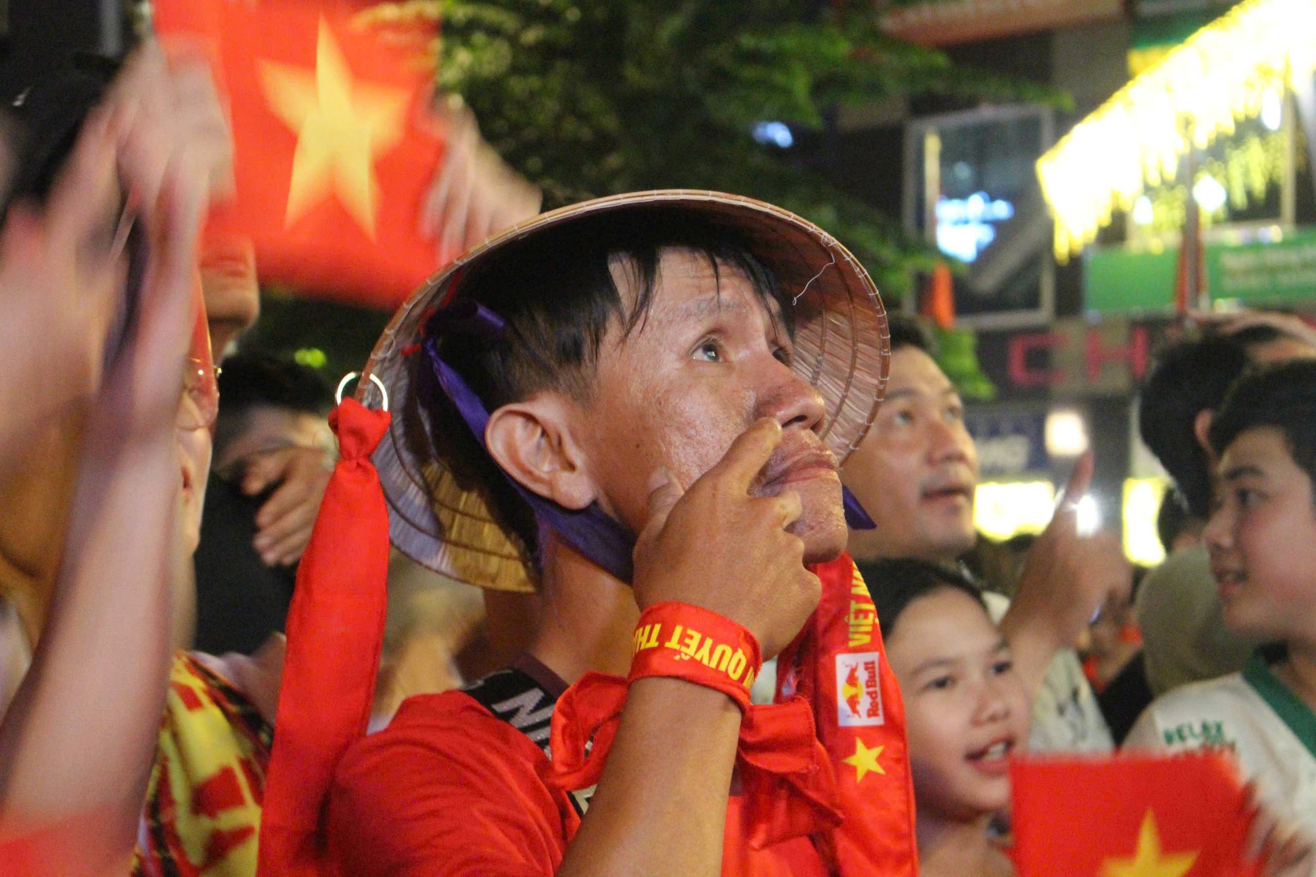 TP HCM “đi bão” xuyên đêm mừng U23 Việt Nam giành HCĐ châu Á 2026 - Ảnh 1.