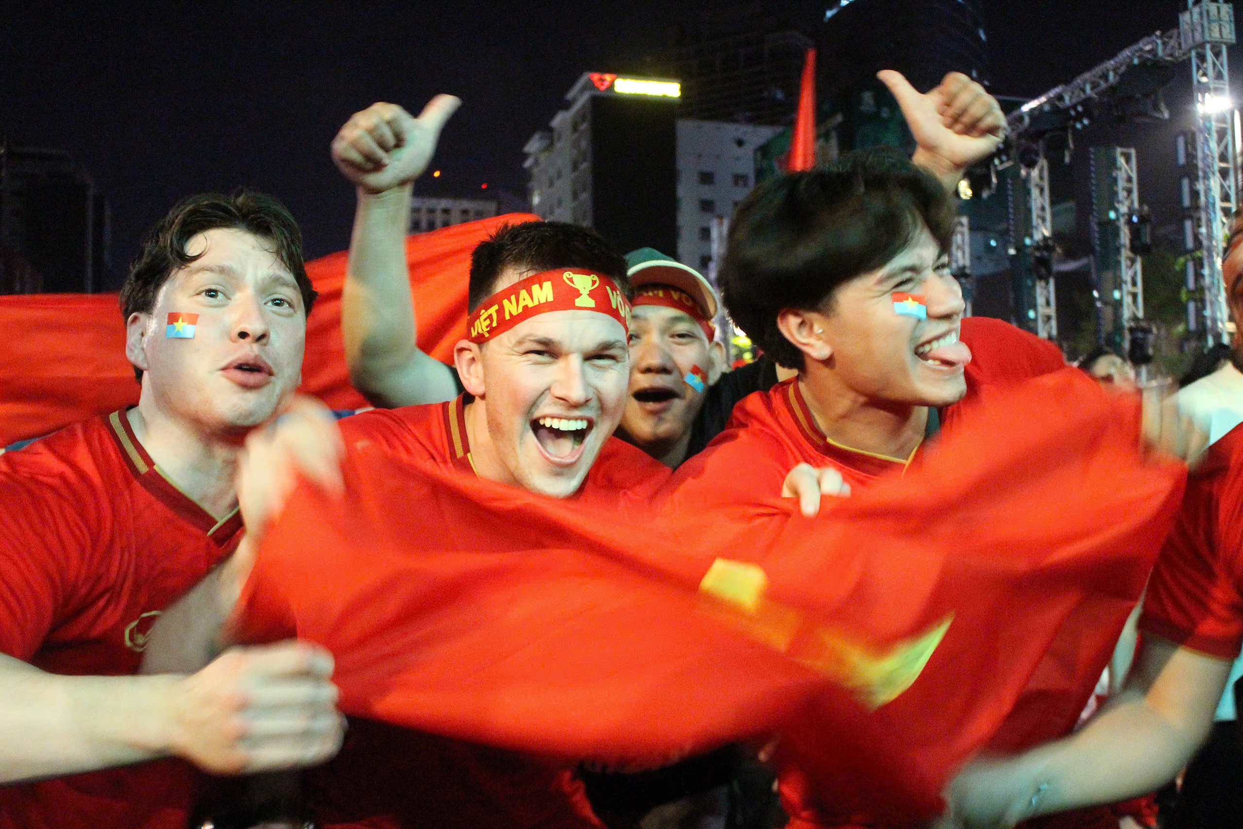 TP HCM “đi bão” xuyên đêm mừng U23 Việt Nam giành HCĐ châu Á 2026 - Ảnh 9.