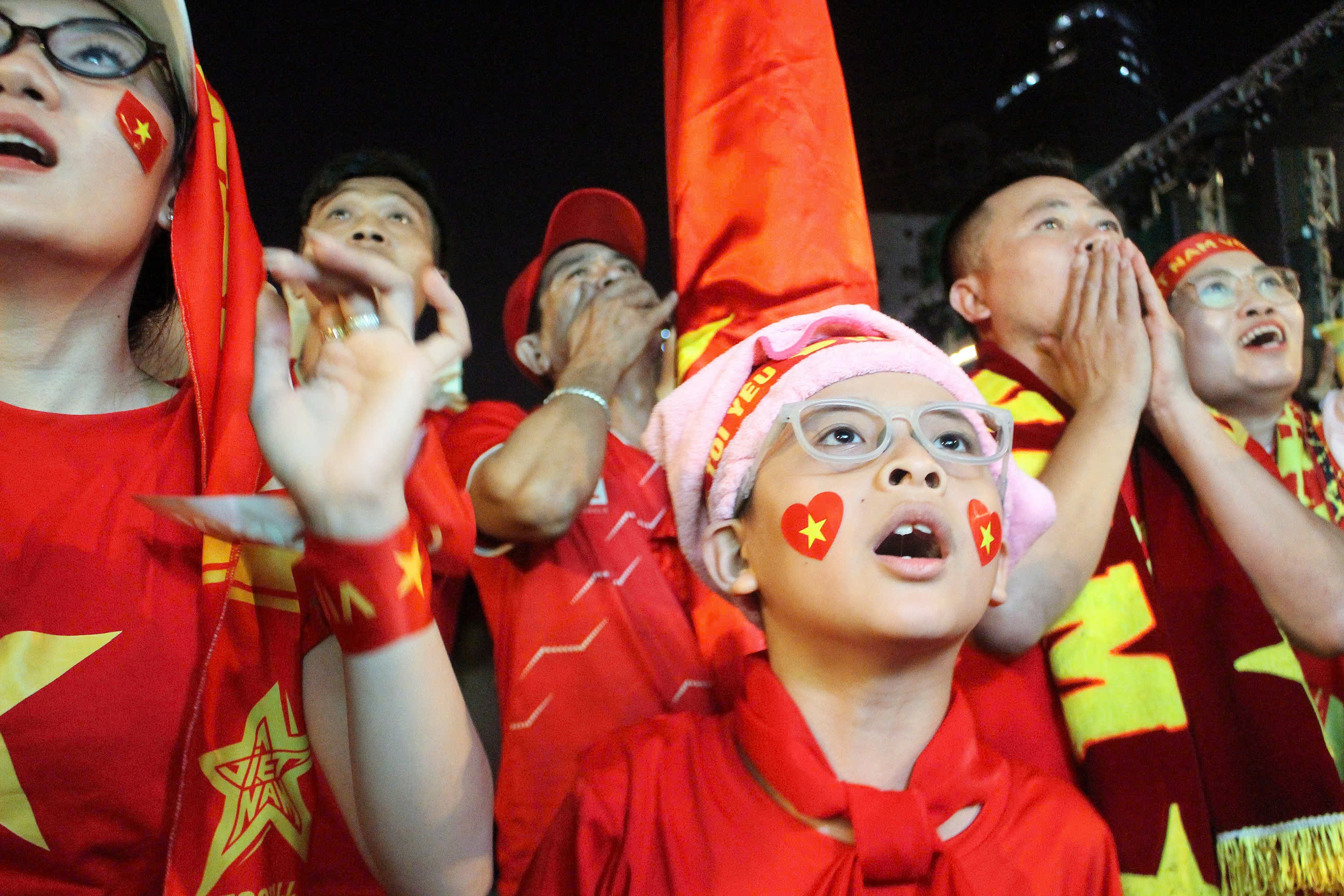 TP HCM “đi bão” xuyên đêm mừng U23 Việt Nam giành HCĐ châu Á 2026 - Ảnh 3.