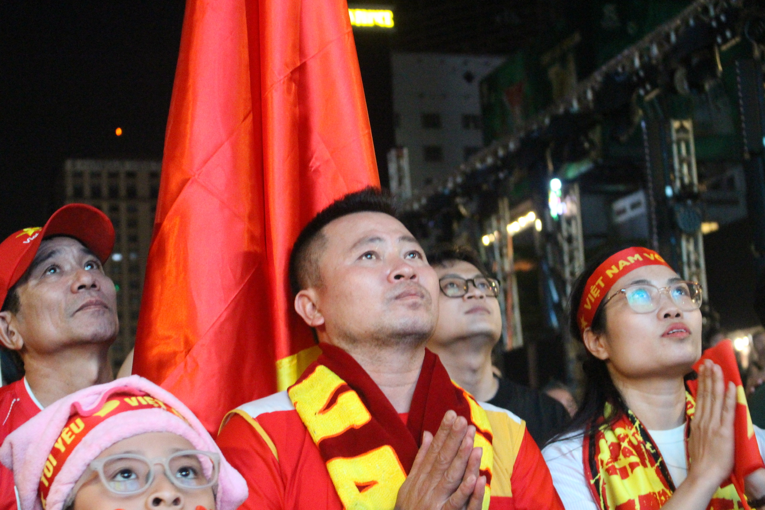 TP HCM “đi bão” xuyên đêm mừng U23 Việt Nam giành HCĐ châu Á 2026 - Ảnh 4.