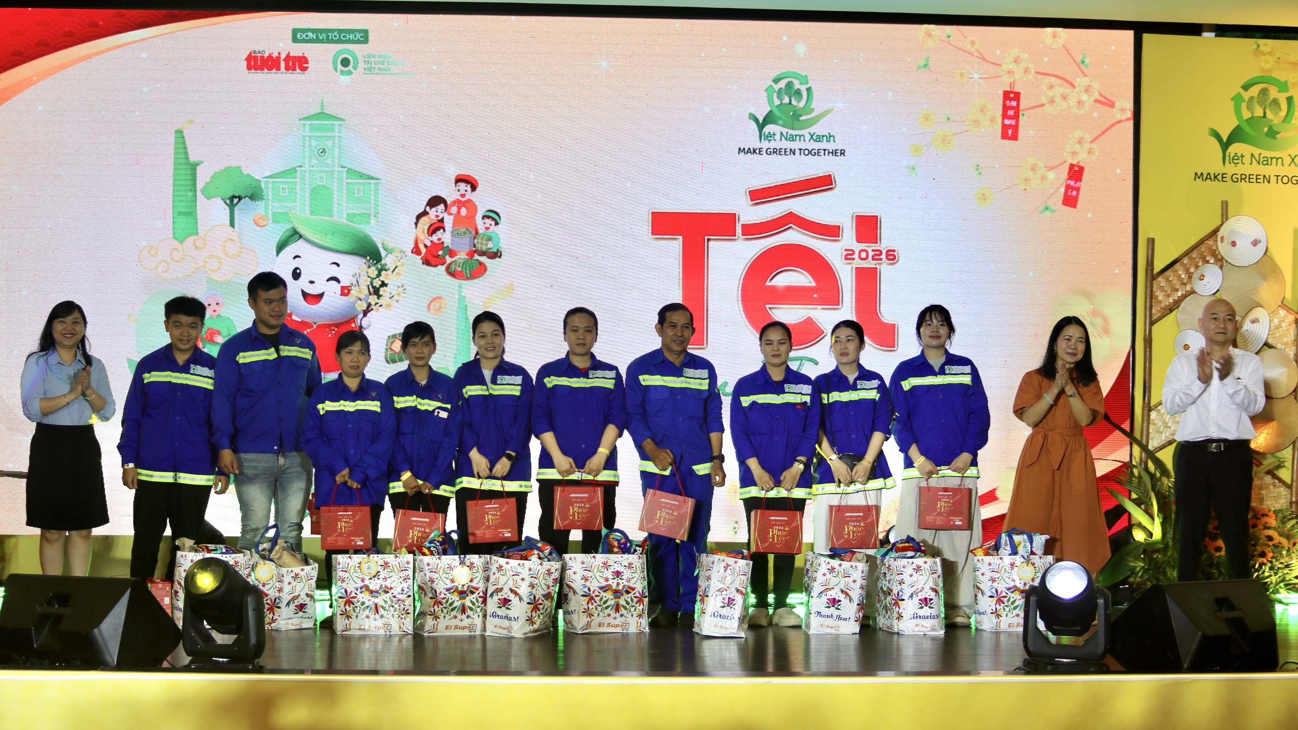 Tết Yêu Thương: Tri ân người thu gom rác dân lập - Ảnh 1.