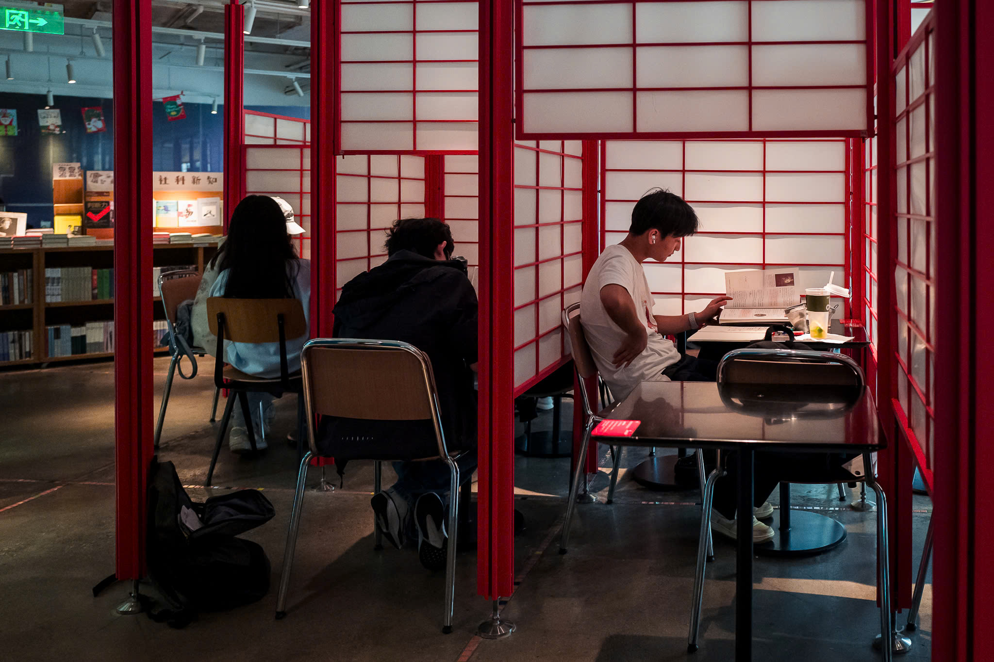 Thành phố của những tiệm sách không ngủ - Ảnh 2.