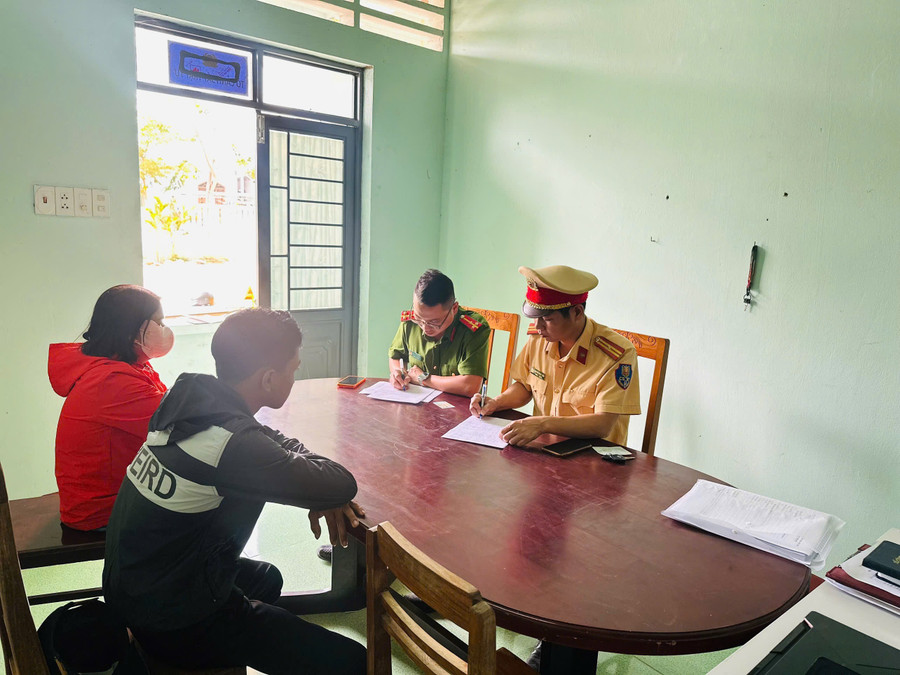 Bốc đầu xe máy đăng Facebook, nam sinh bị tịch thu xe, phụ huynh bị phạt 9 triệu đồng - Ảnh 1.