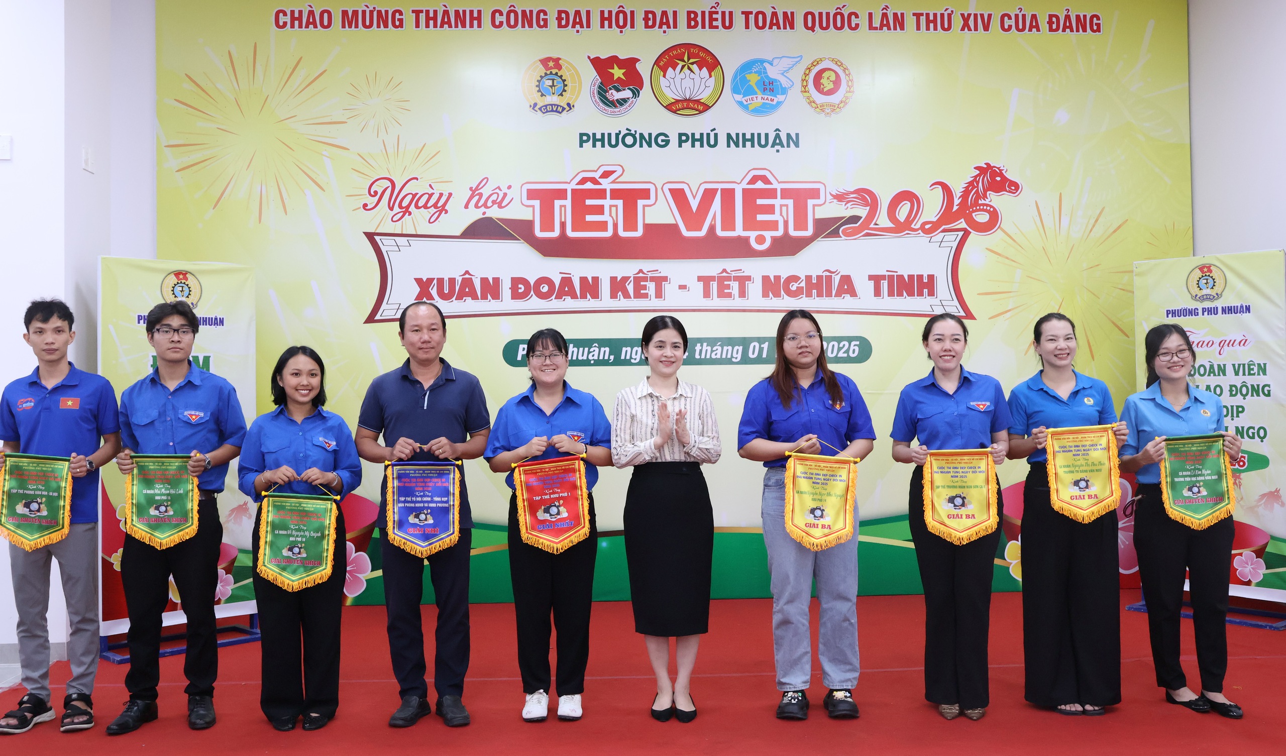 Tết nghĩa t&igrave;nh giữa phố thị: Ng&agrave;y hội Tết Việt ở phường Ph&uacute; Nhuận, TPHCM - Ảnh 11.