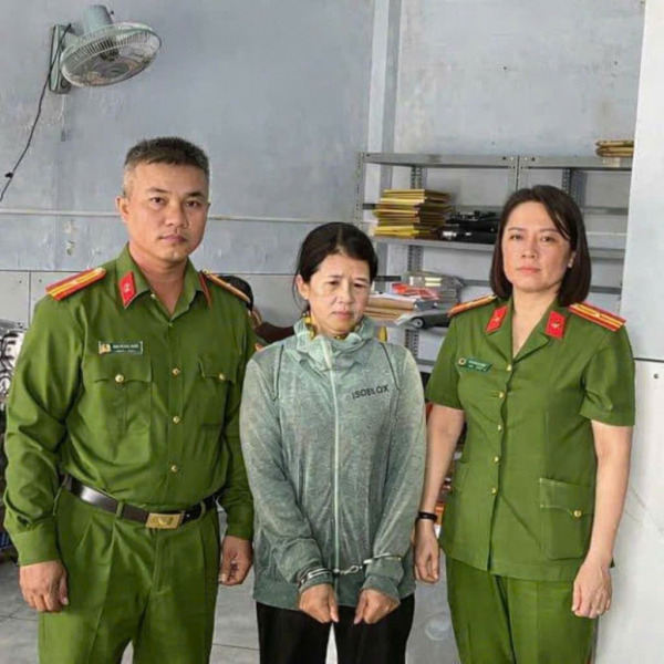 Bắt tạm giam người phụ nữ lừa đảo chiếm đoạt t&agrave;i sản - Ảnh 1.