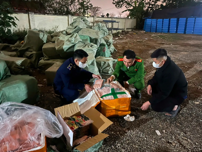 Phát hiện hơn 10 tấn thực phẩm không rõ nguồn gốc tại Hà Nội - Ảnh 1.