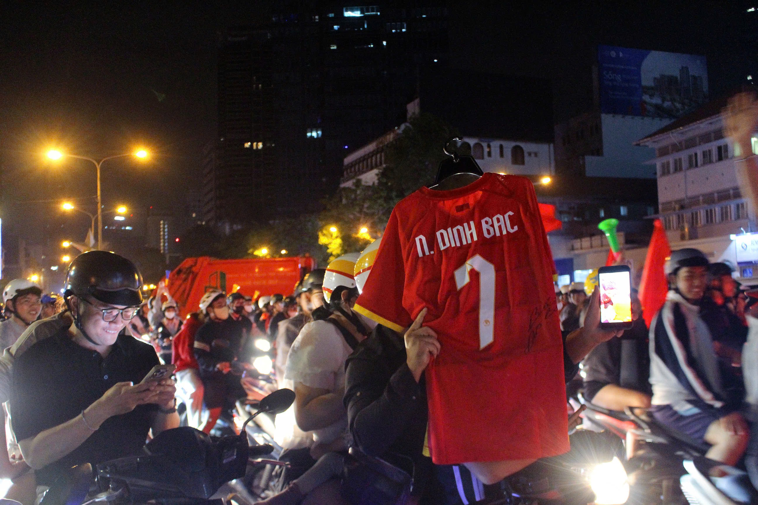 TP HCM “đi bão” xuyên đêm mừng U23 Việt Nam giành HCĐ châu Á 2026 - Ảnh 7.