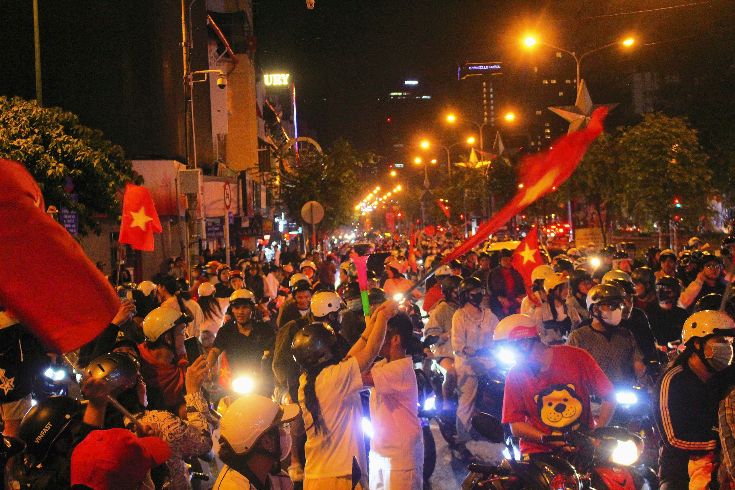 TP HCM “đi bão” xuyên đêm mừng U23 Việt Nam giành HCĐ châu Á 2026 - Ảnh 6.