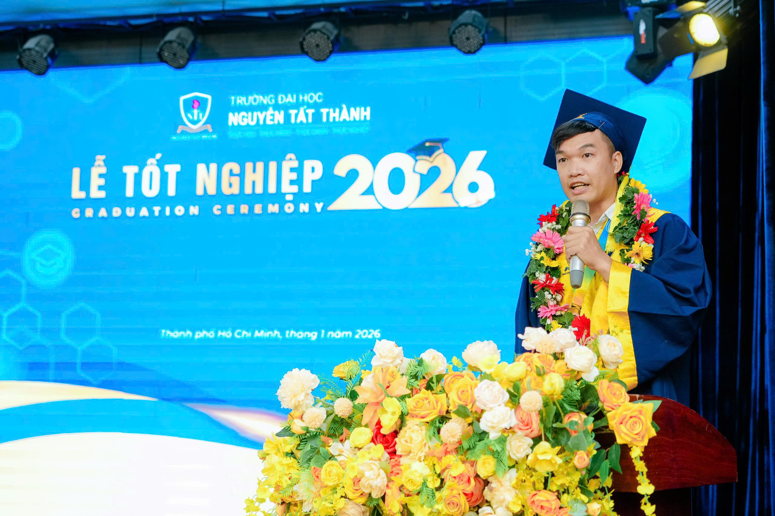 X&uacute;c động khoảnh khắc t&acirc;n khoa c&otilde;ng mẹ l&ecirc;n s&acirc;n khấu nhận bằng tốt nghiệp  - Ảnh 5.