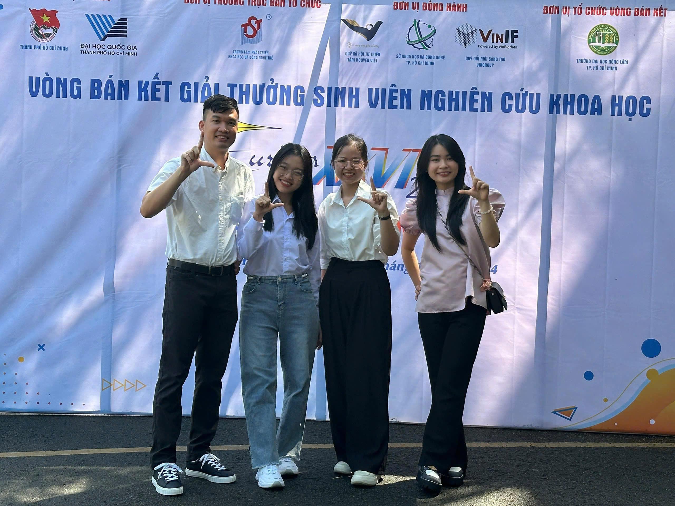 X&uacute;c động khoảnh khắc t&acirc;n khoa c&otilde;ng mẹ l&ecirc;n s&acirc;n khấu nhận bằng tốt nghiệp  - Ảnh 3.