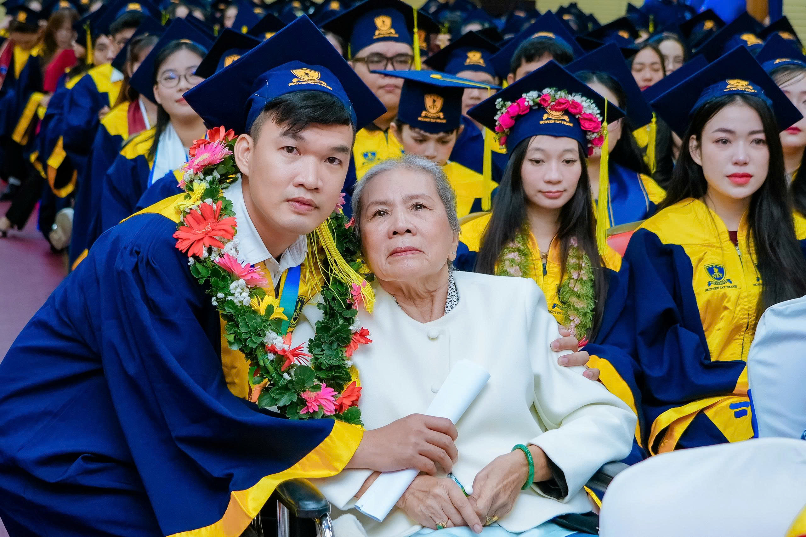 X&uacute;c động khoảnh khắc t&acirc;n khoa c&otilde;ng mẹ l&ecirc;n s&acirc;n khấu nhận bằng tốt nghiệp  - Ảnh 6.