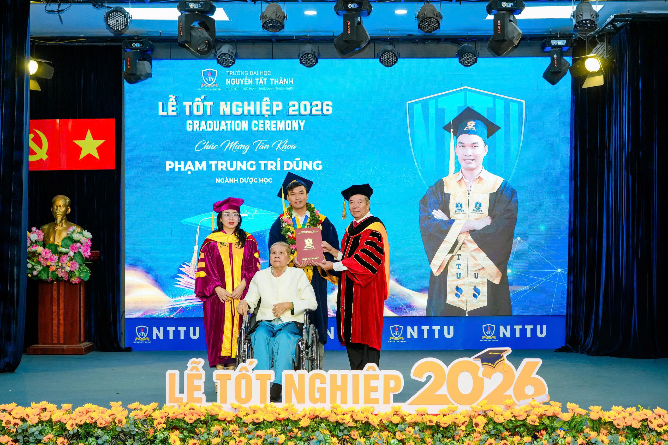 Xúc động khoảnh khắc tân khoa cõng mẹ lên sân khấu nhận bằng tốt nghiệp  - Ảnh 2.