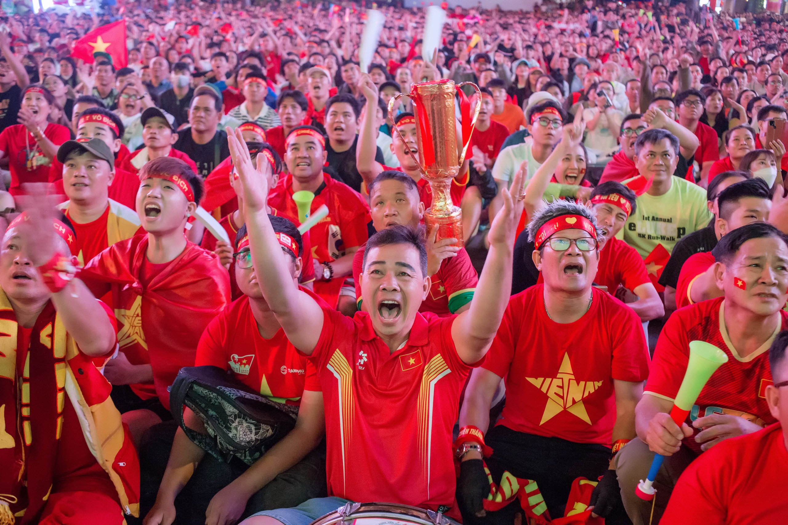 Đêm không ngủ của người hâm mộ bóng đá sau chiến thắng U23 Việt Nam - Ảnh 2. Đêm không ngủ của người hâm mộ bóng đá sau chiến thắng U23 Việt Nam - Ảnh 2.