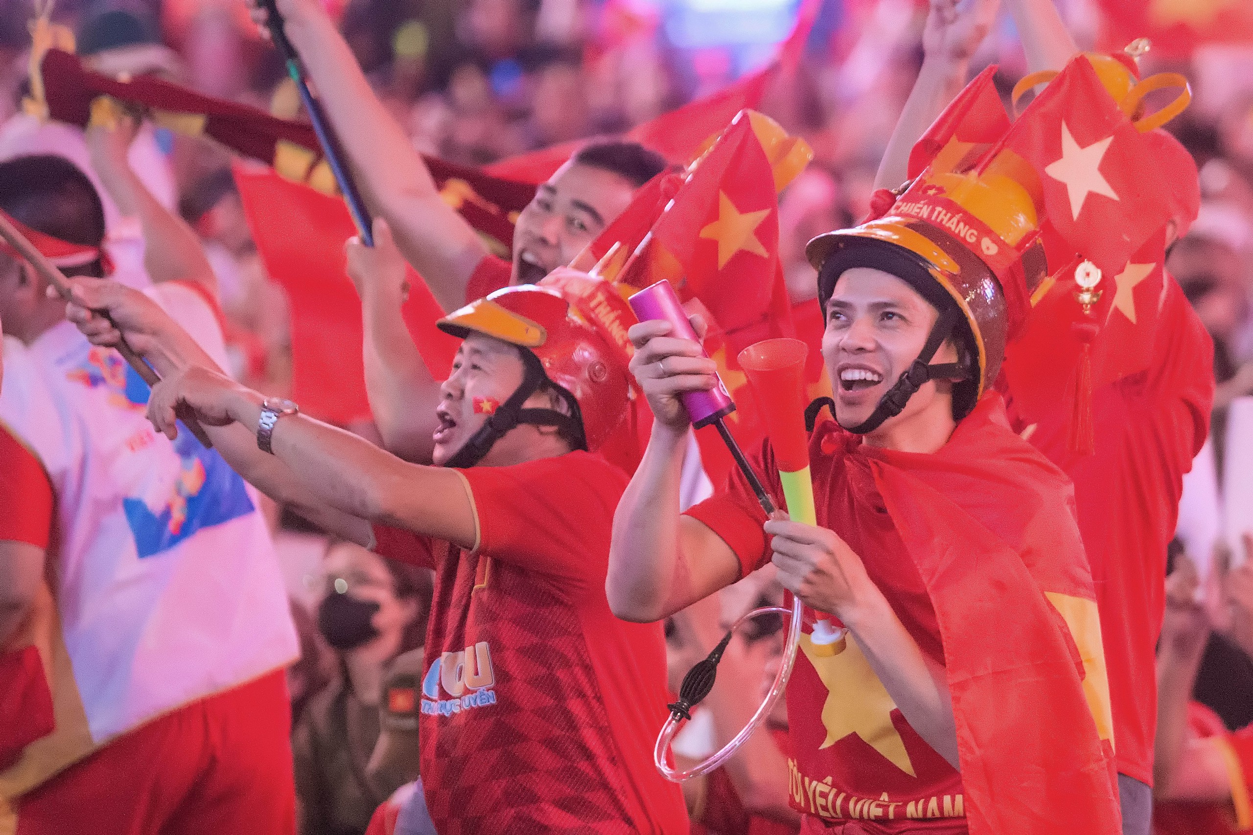 Đêm không ngủ của người hâm mộ bóng đá sau chiến thắng U23 Việt Nam - Ảnh 3. Đêm không ngủ của người hâm mộ bóng đá sau chiến thắng U23 Việt Nam - Ảnh 3.