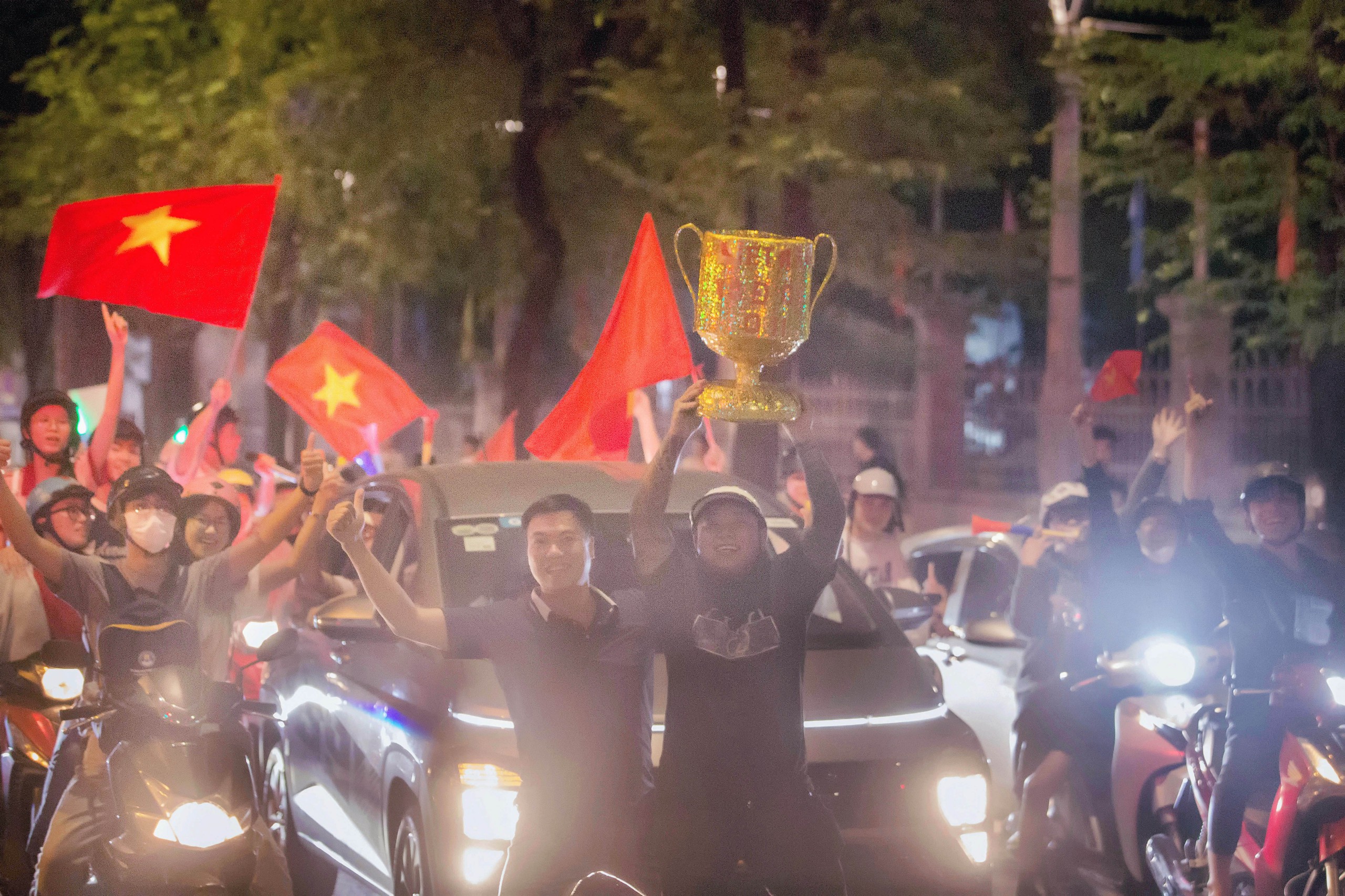 Đêm không ngủ của người hâm mộ bóng đá sau chiến thắng U23 Việt Nam - Ảnh 4. Đêm không ngủ của người hâm mộ bóng đá sau chiến thắng U23 Việt Nam - Ảnh 4.
