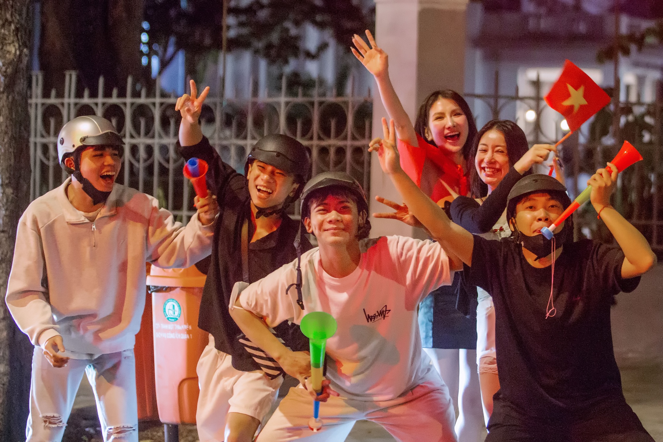 Đêm không ngủ của người hâm mộ bóng đá sau chiến thắng U23 Việt Nam - Ảnh 6. Đêm không ngủ của người hâm mộ bóng đá sau chiến thắng U23 Việt Nam - Ảnh 6.