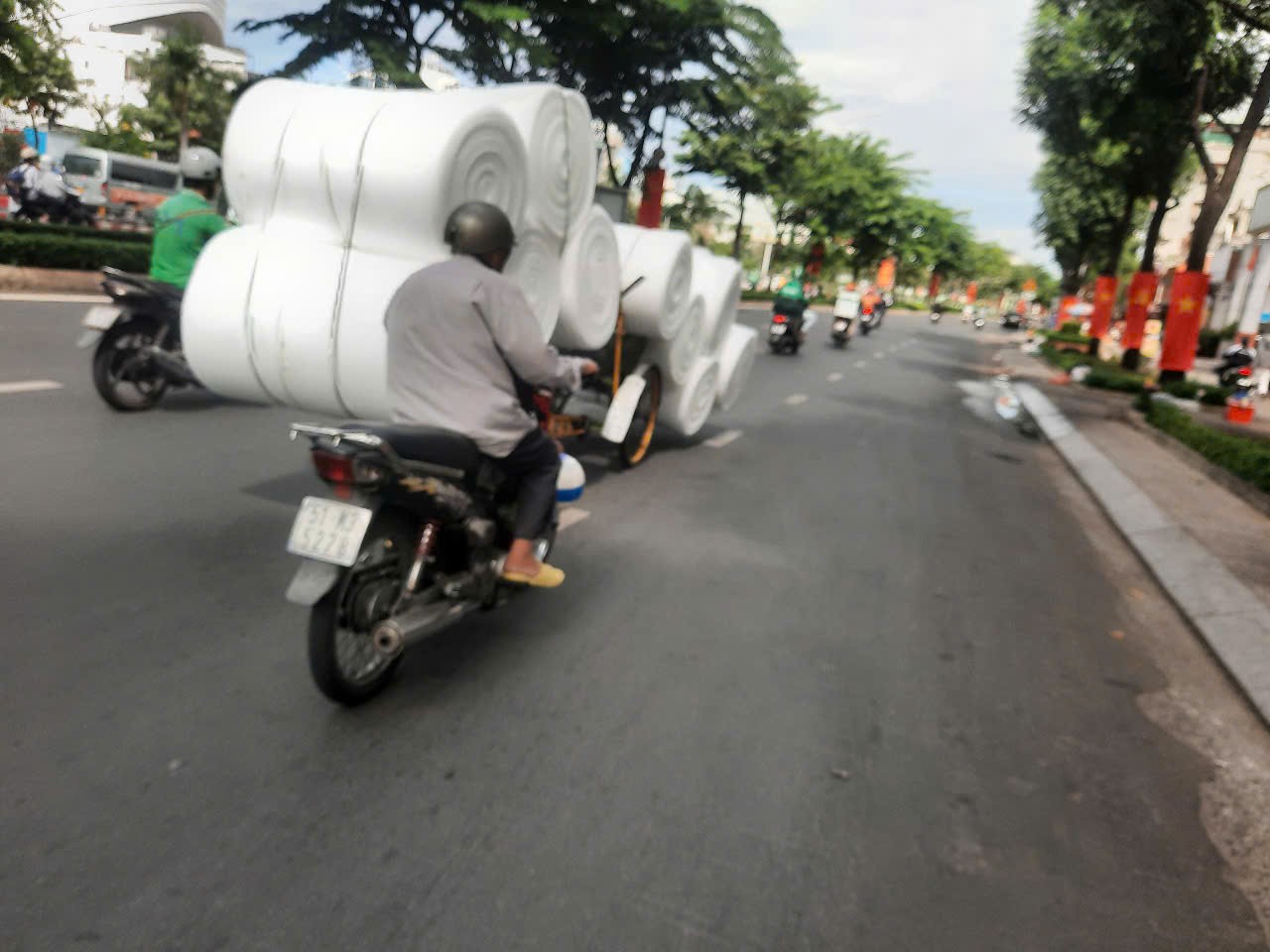 Xe máy "làm xiếc" đẩy xích lô - Ảnh 1.