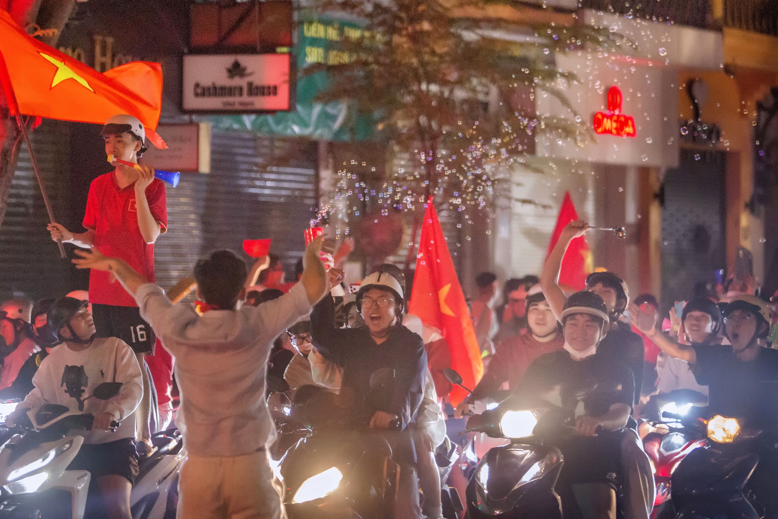 Đêm không ngủ của người hâm mộ bóng đá sau chiến thắng U23 Việt Nam - Ảnh 7. Đêm không ngủ của người hâm mộ bóng đá sau chiến thắng U23 Việt Nam - Ảnh 7.