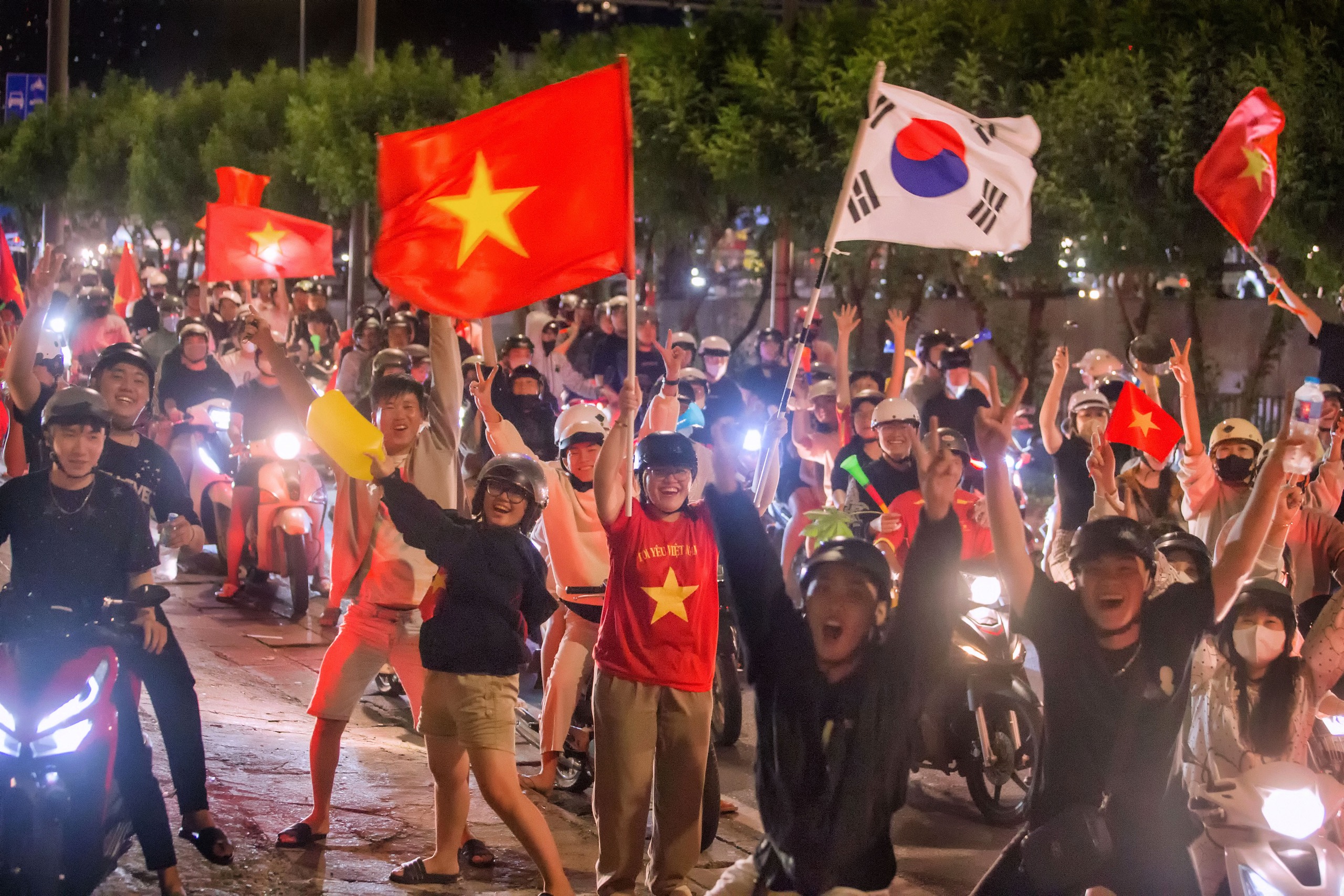 Đêm không ngủ của người hâm mộ bóng đá sau chiến thắng U23 Việt Nam - Ảnh 8. Đêm không ngủ của người hâm mộ bóng đá sau chiến thắng U23 Việt Nam - Ảnh 8.