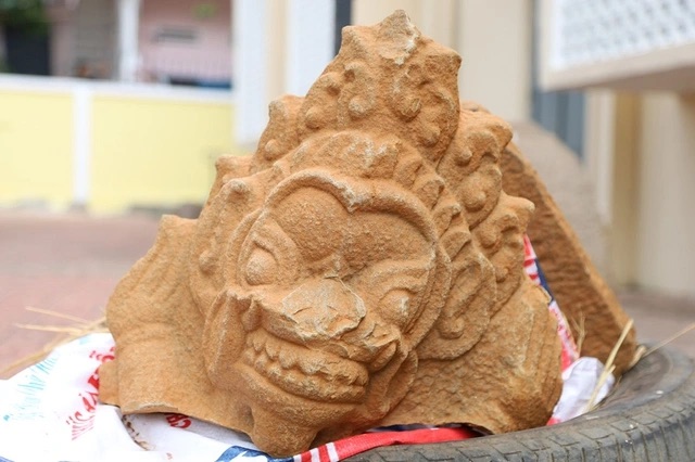 Lộ diện 2 phù điêu Champa quý tại tháp Dương Long - Ảnh 1.