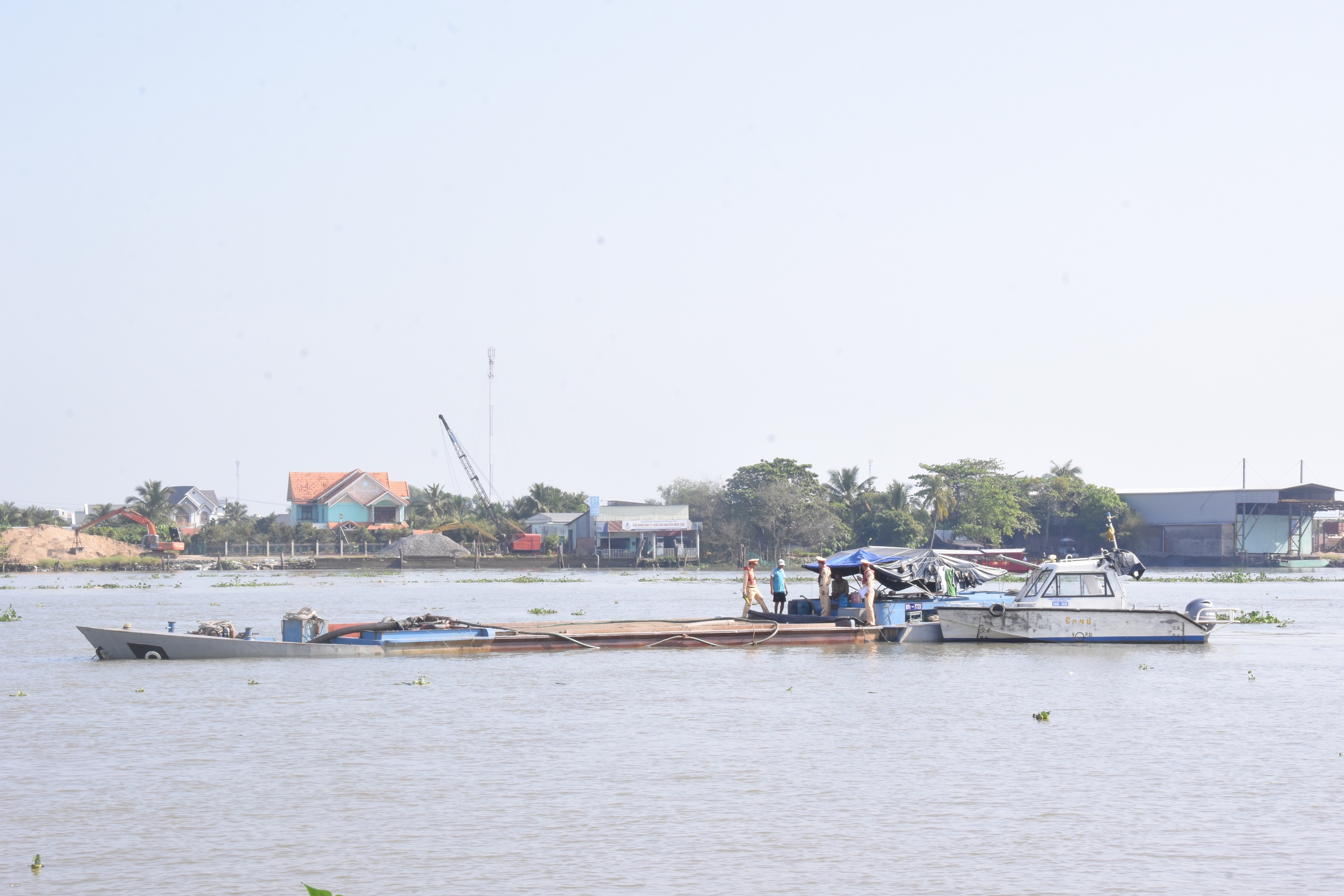 Công an Đồng Tháp phát hiện 5 vụ vận chuyển cát lậu trong đêm - Ảnh 1.